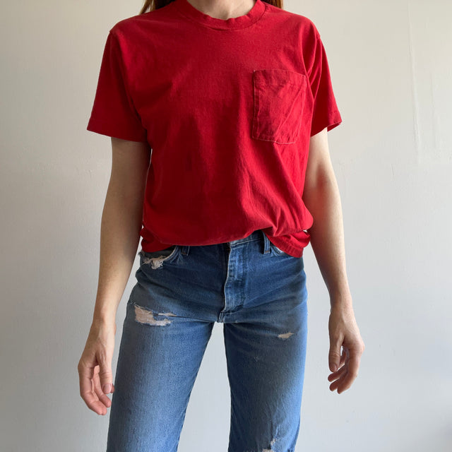 T-shirt de poche rouge vierge FOTL des années 1980 avec coutures contrastées