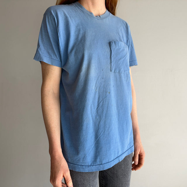 T-shirt de poche en coton FOTL bleu clair joliment taché et délavé des années 1980