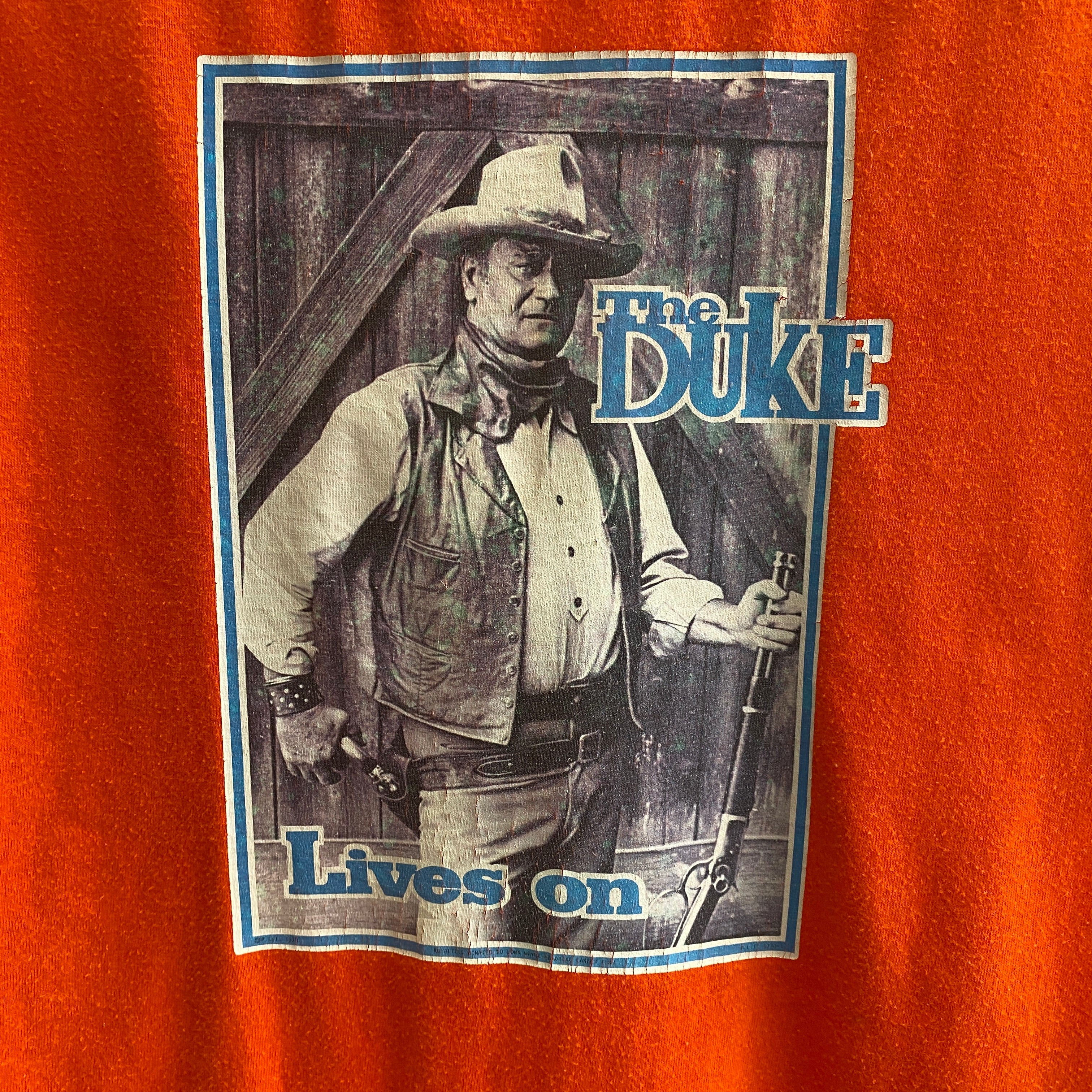 T-shirt graphique orange classique THE DUKE (John Wayne) des années 1970 par Thed