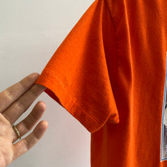 T-shirt graphique orange classique THE DUKE (John Wayne) des années 1970 par Thed