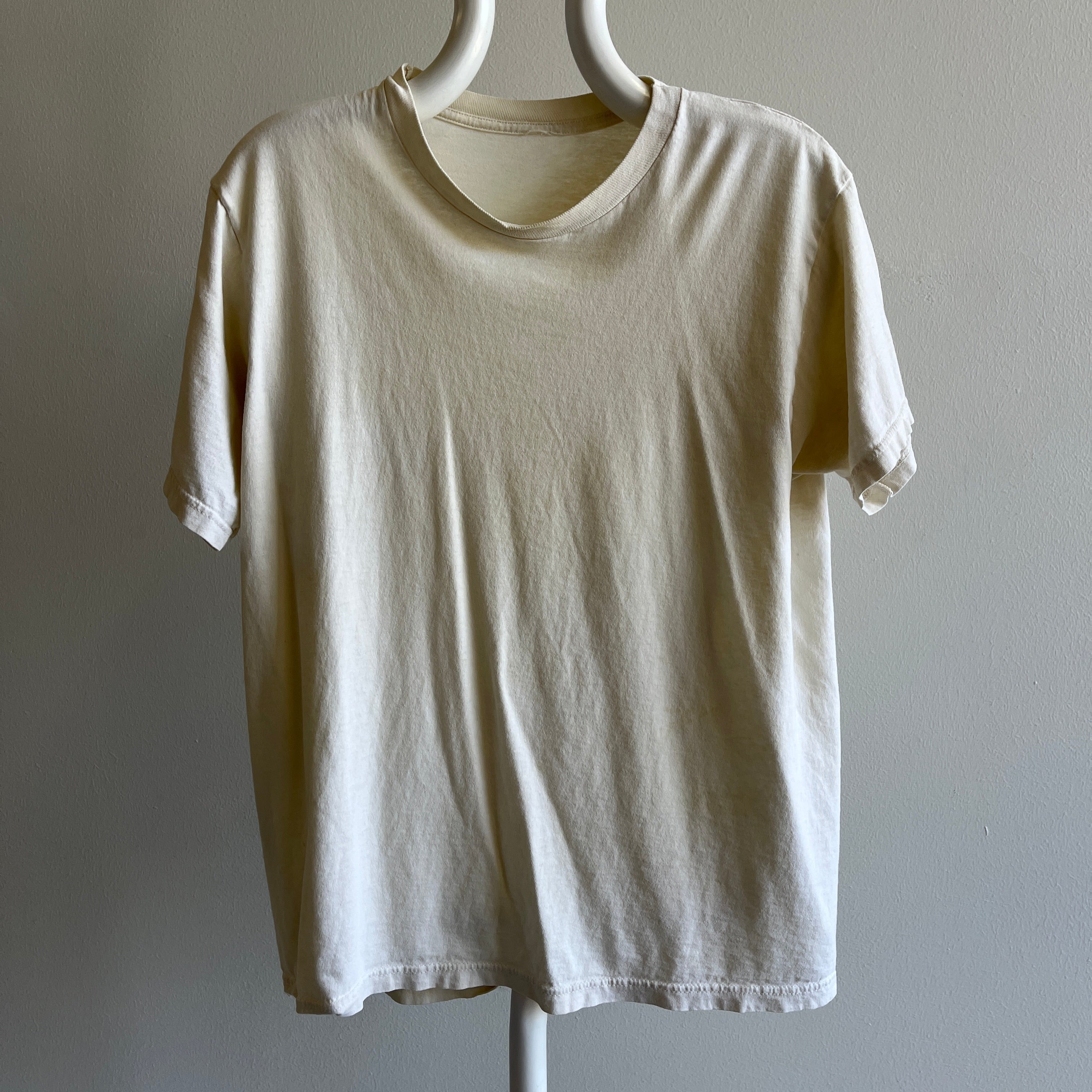 T-shirt blanc poussiéreux/écru des années 1980