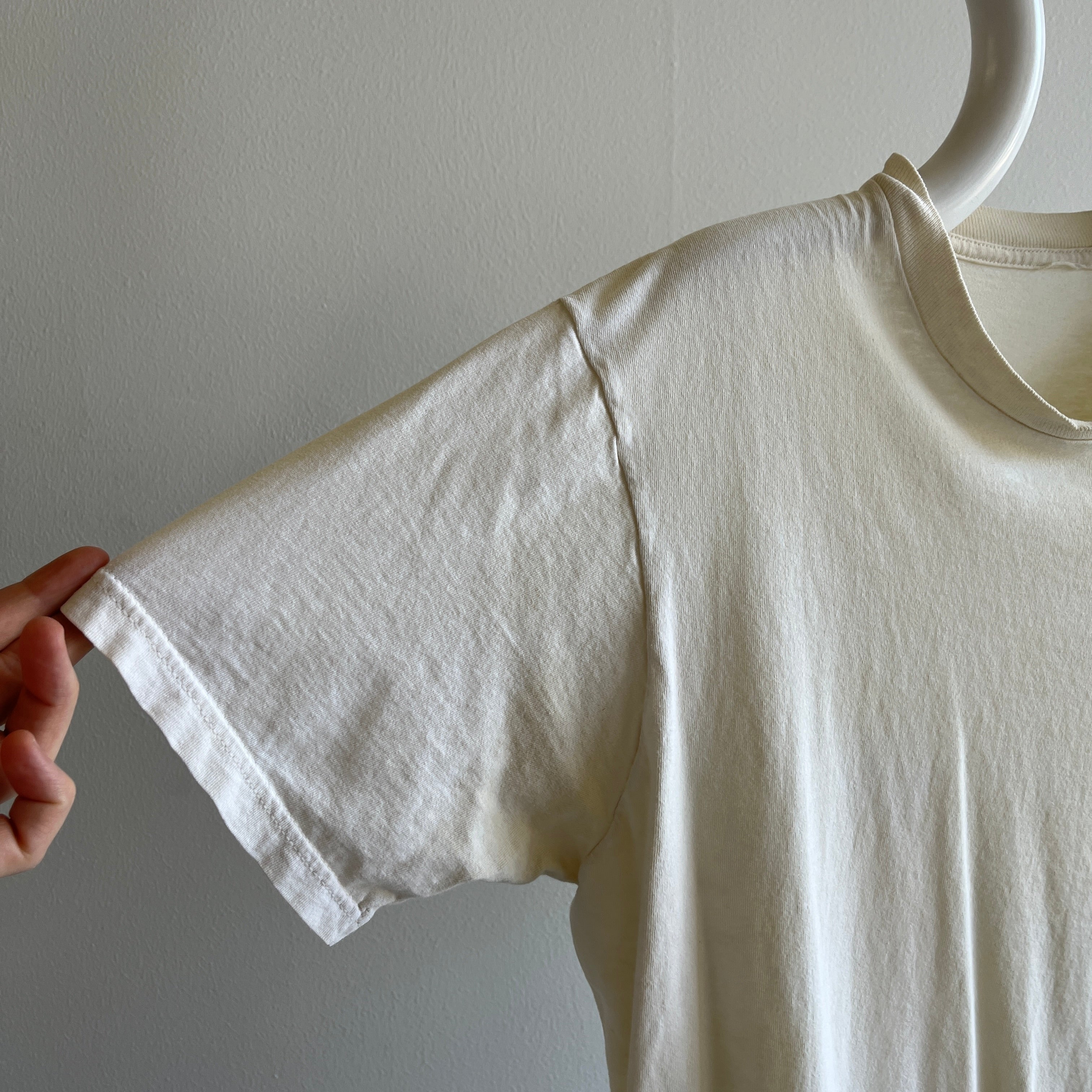 T-shirt blanc poussiéreux/écru des années 1980