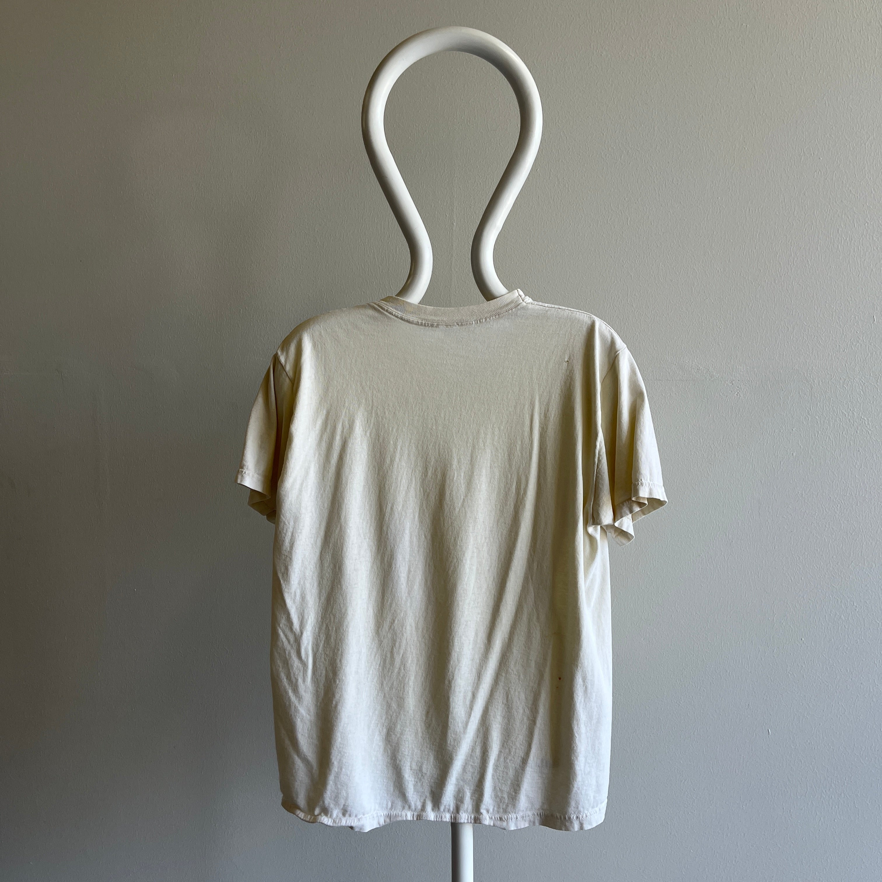 T-shirt blanc poussiéreux/écru des années 1980