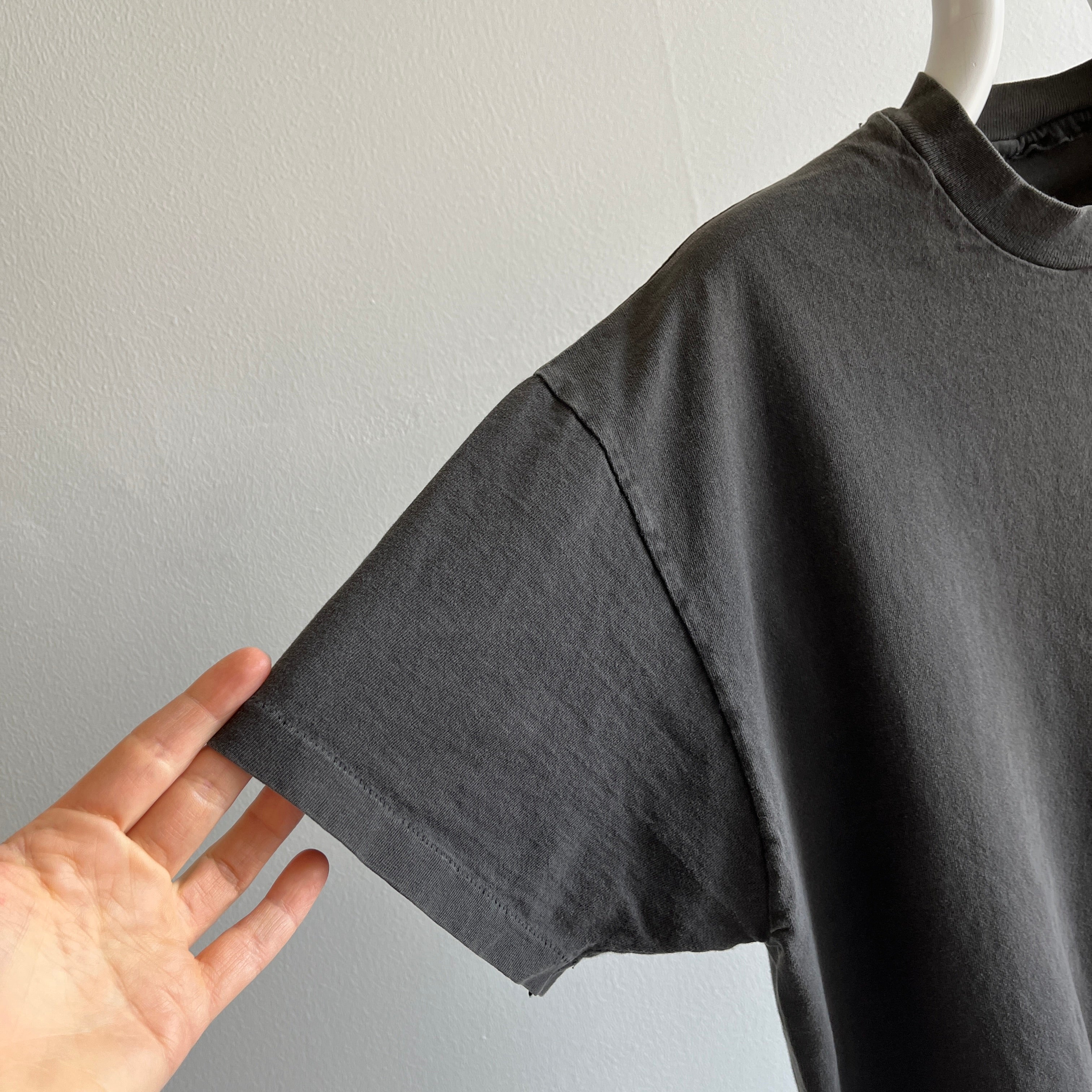 T-shirt de poche en coton noir parfaitement fané des années 1990