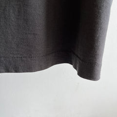 T-shirt de poche noir délavé des années 1980 par BVD - livré avec des marques de fosse complémentaires (alias Stains)