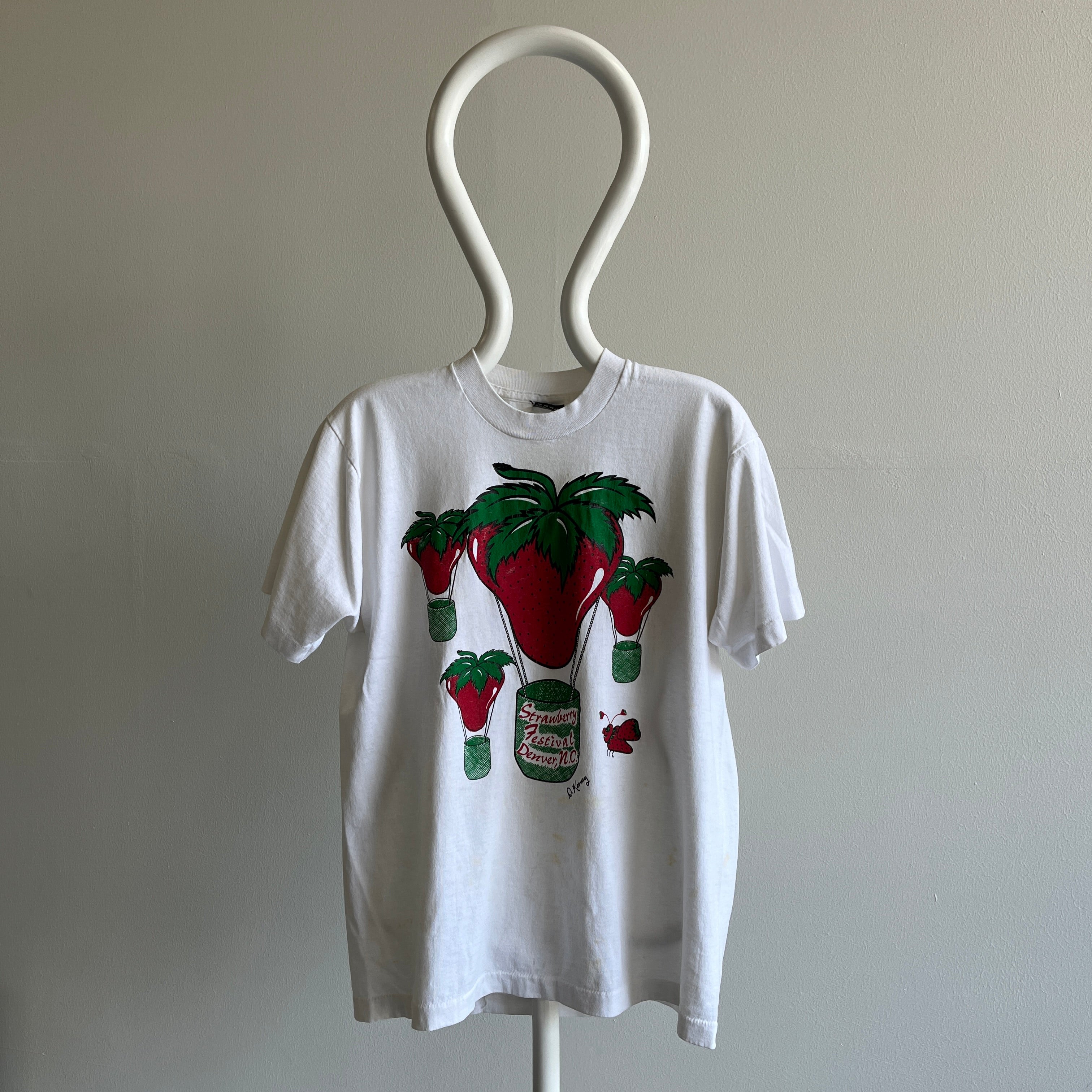 1980s Strawberry Festival - T-shirt taché de Douvres, Caroline du Nord
