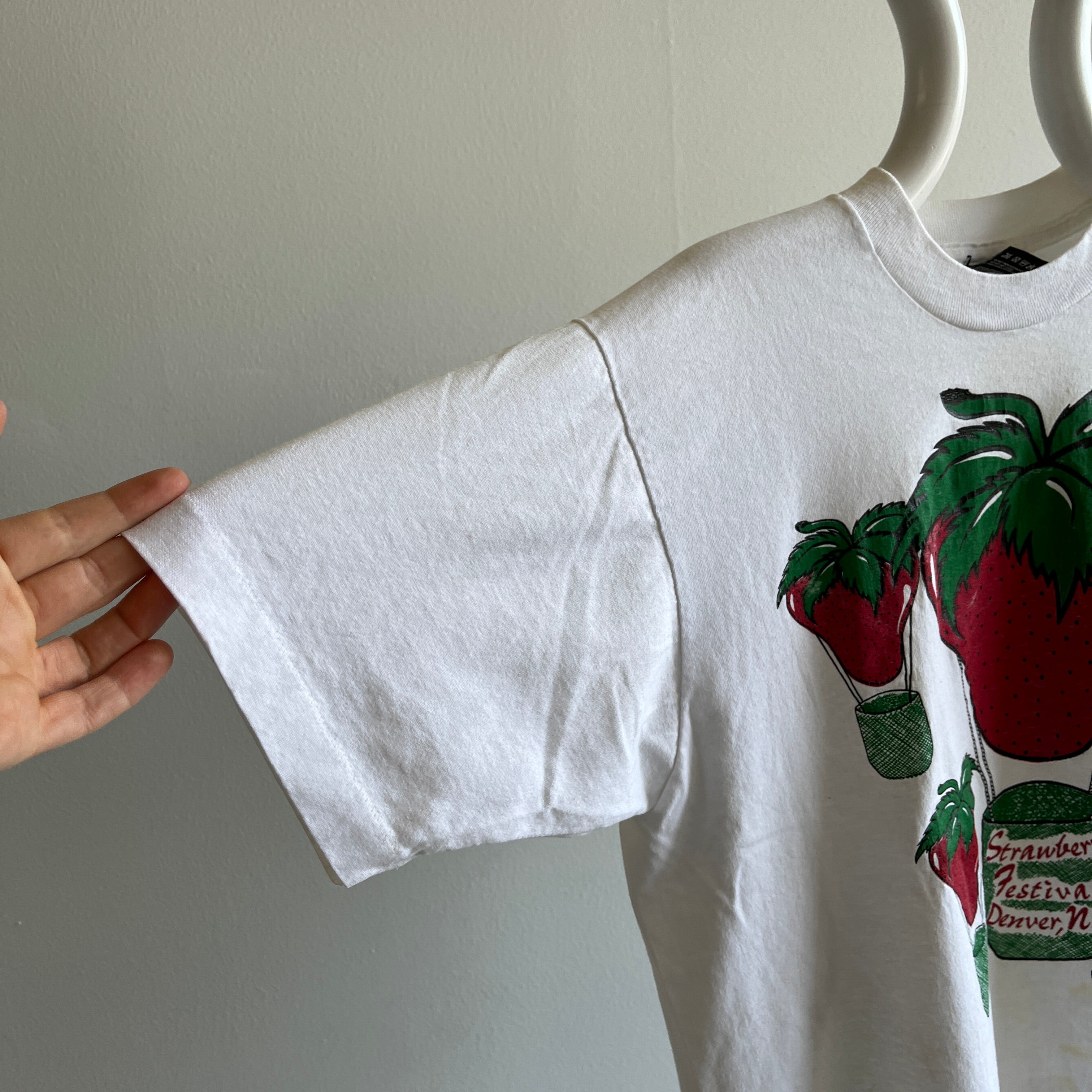 1980s Strawberry Festival - T-shirt taché de Douvres, Caroline du Nord
