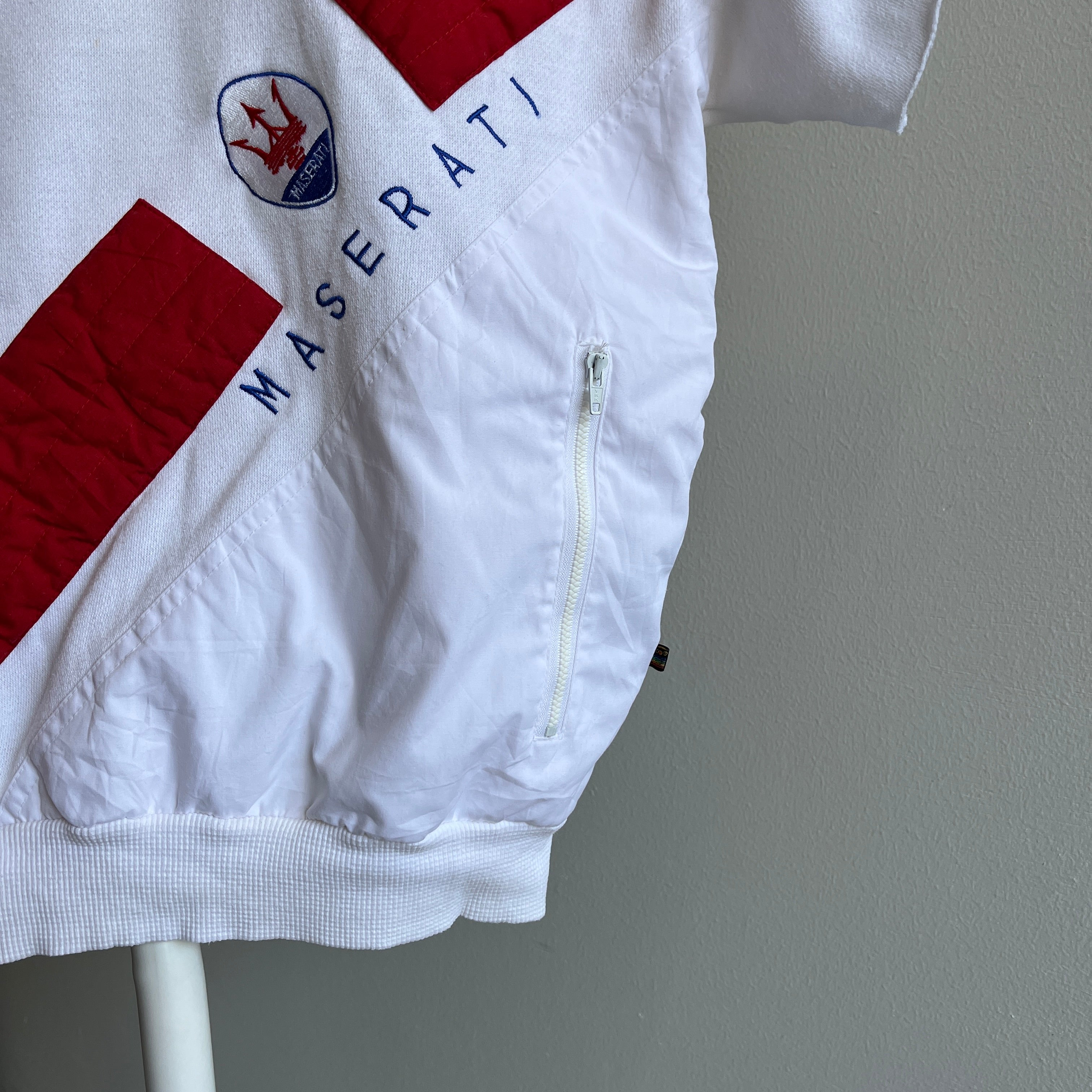 Sweat-shirt d'échauffement à manches coupées Maserati des années 1990 avec poche zippée - WOW