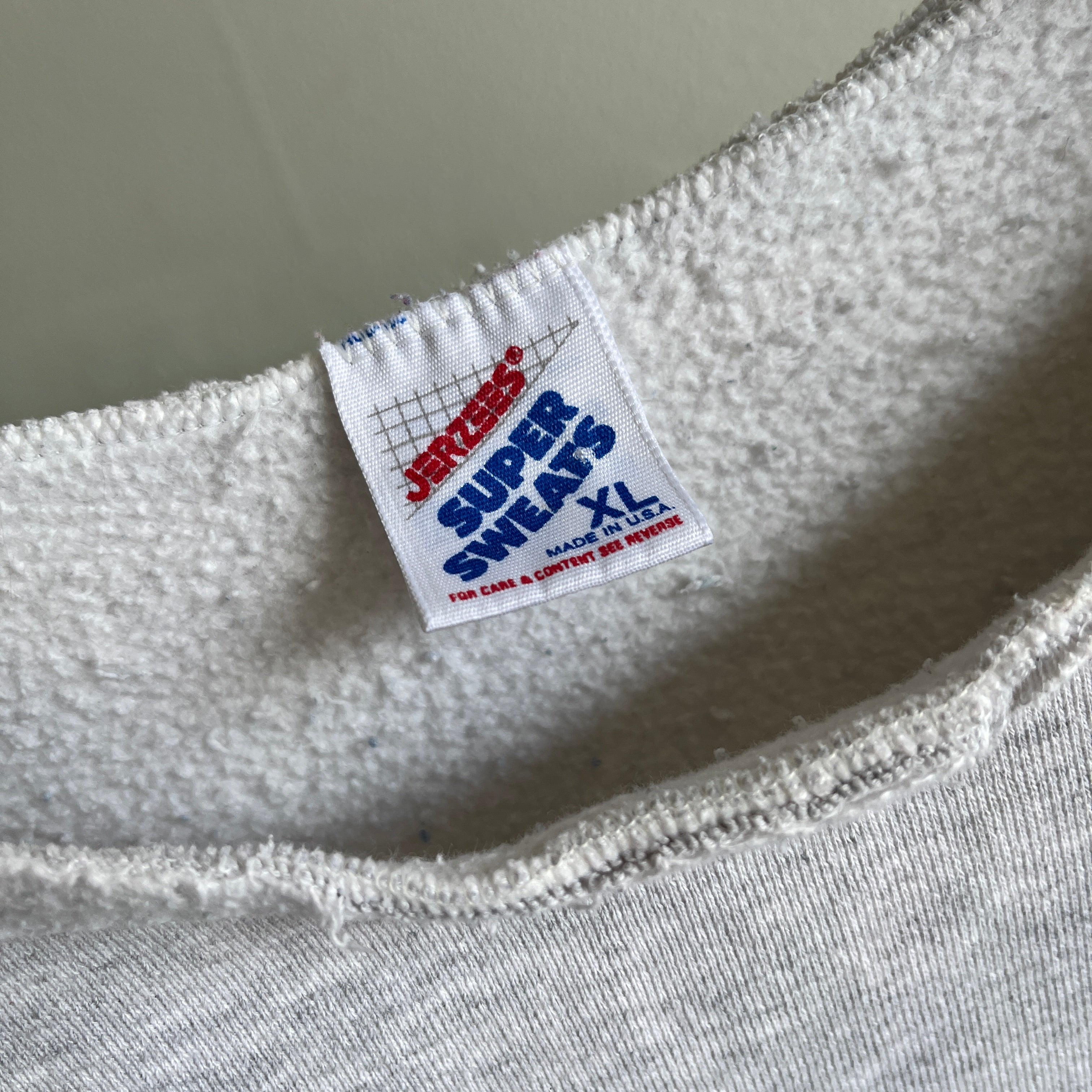 Sweat-shirt joliment taché à col coupé des années 1980 par Super Sweats