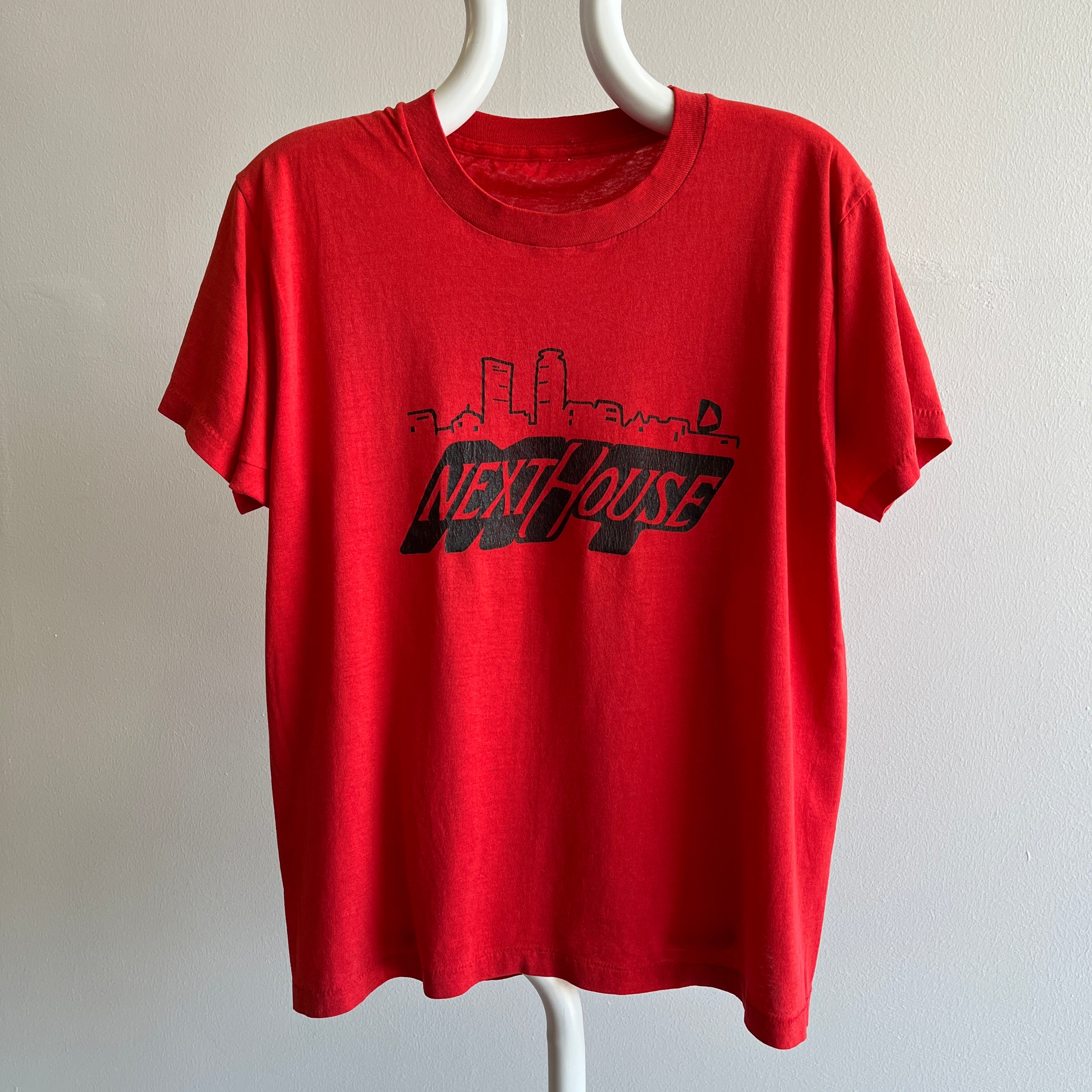 La prochaine maison des années 1980 T-shirt graphique