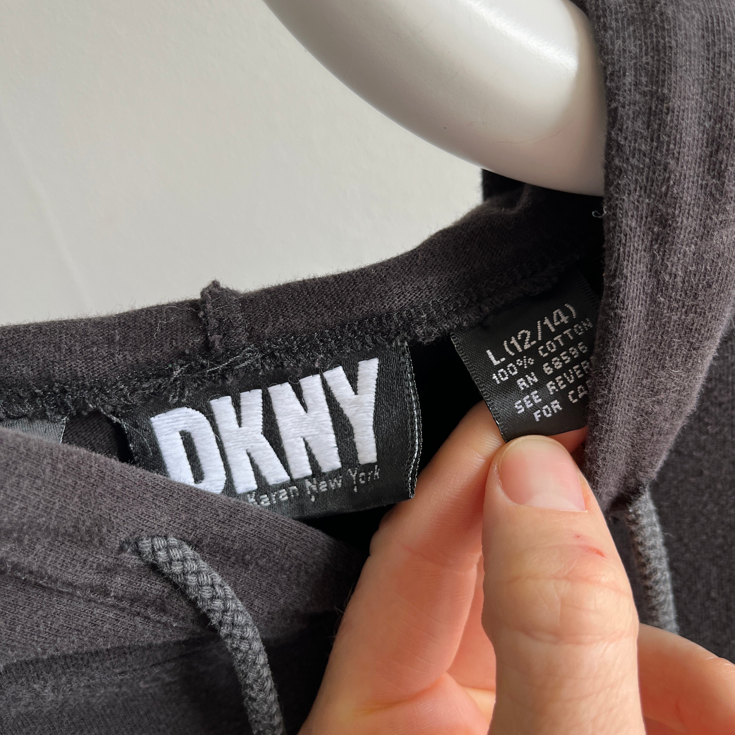 T-shirt à capuche à manches longues DKNY des années 1990