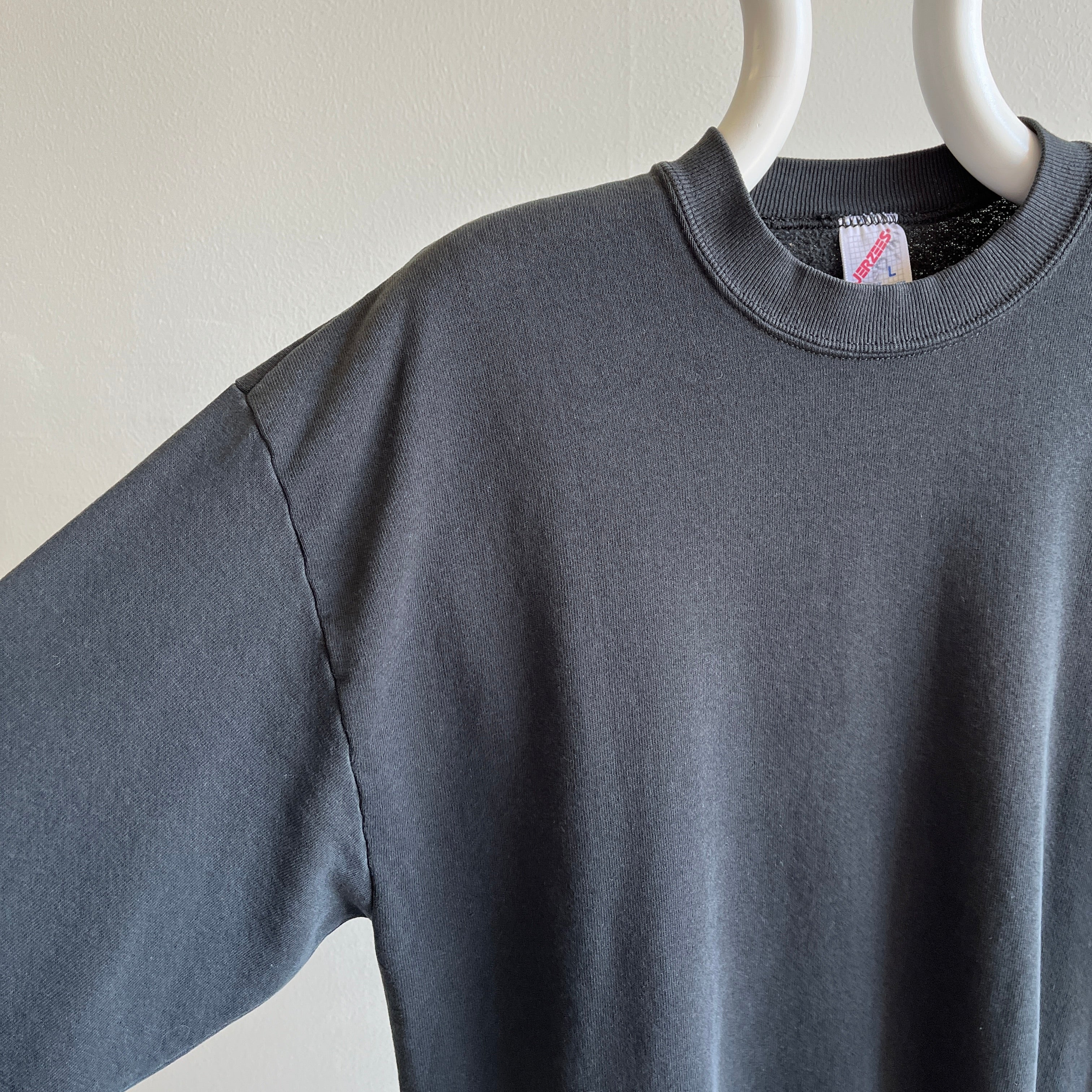 Sweat-shirt noir vierge délavé des années 1980 par Jerzees
