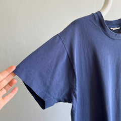 T-shirt de poche bleu marine délavé et usé des années 1980 par FOTL
