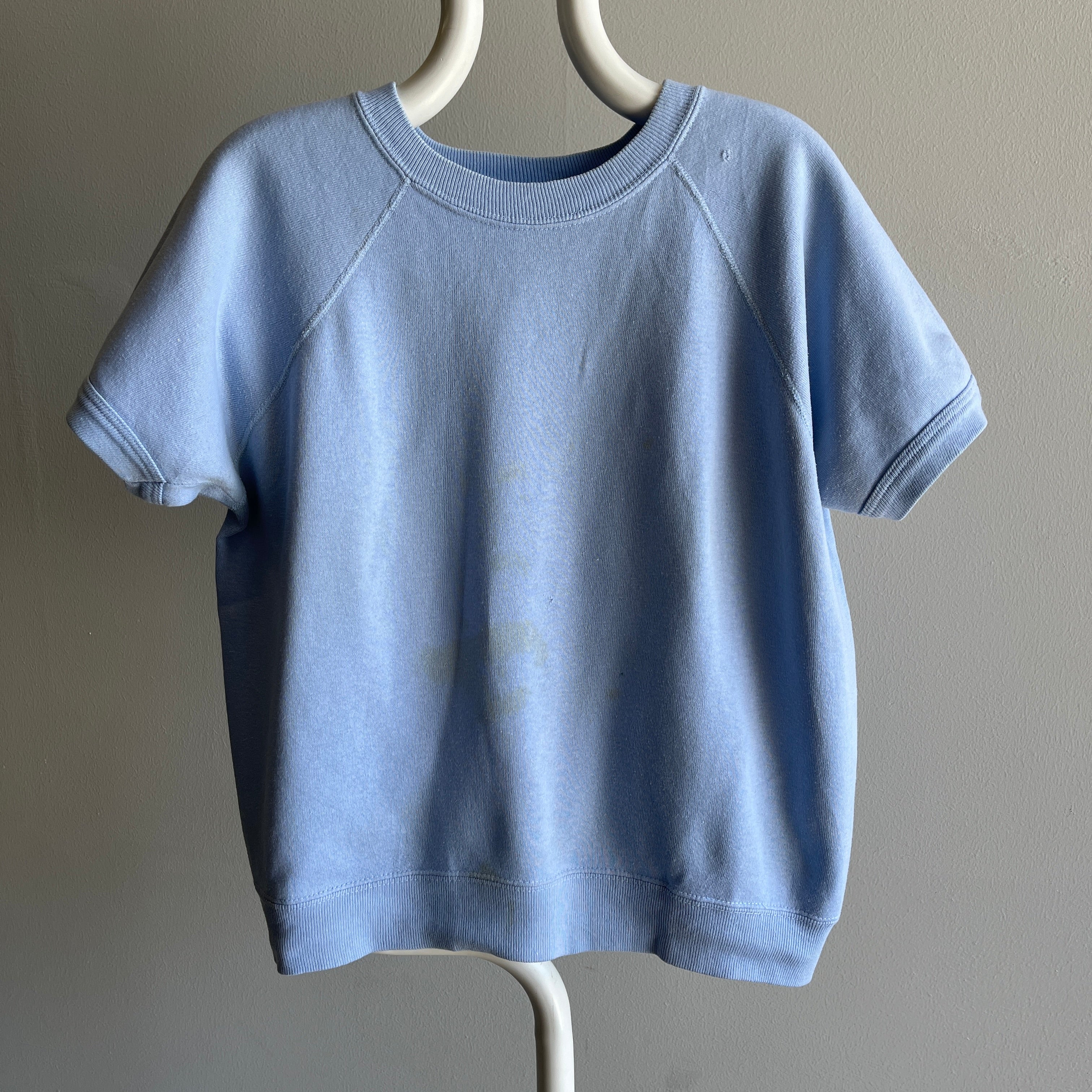 1980s Baby Blue Bassett Walker manches courtes Warm Up - Taches