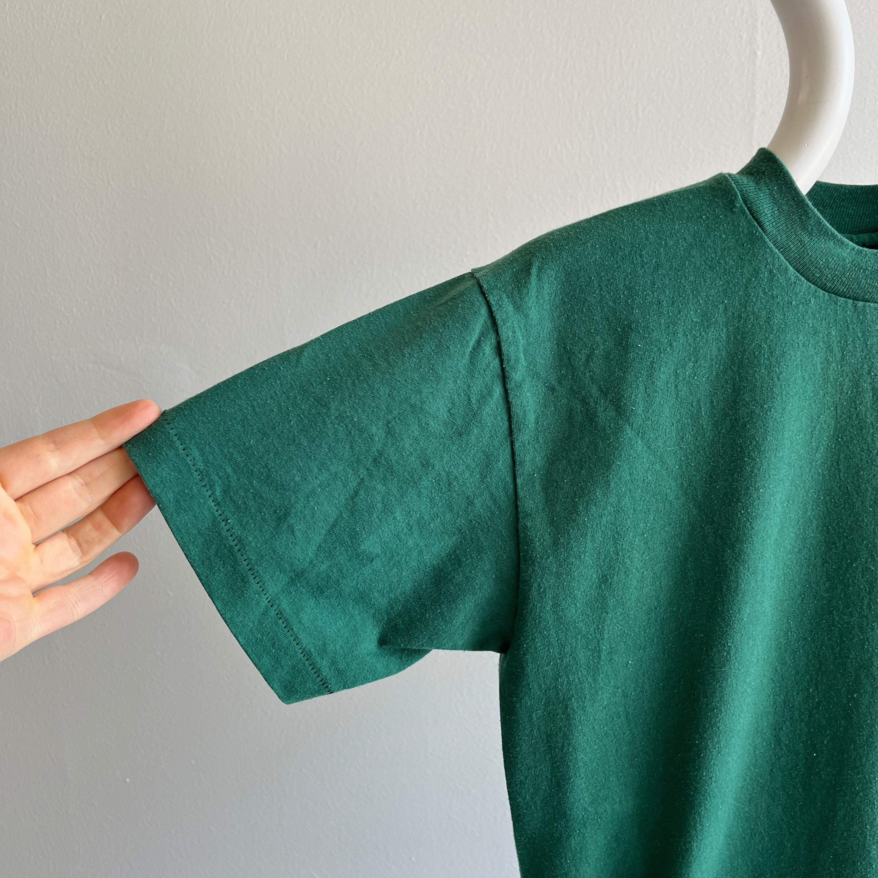 T-shirt ras du cou blanc de petite taille vert foncé des années 1980