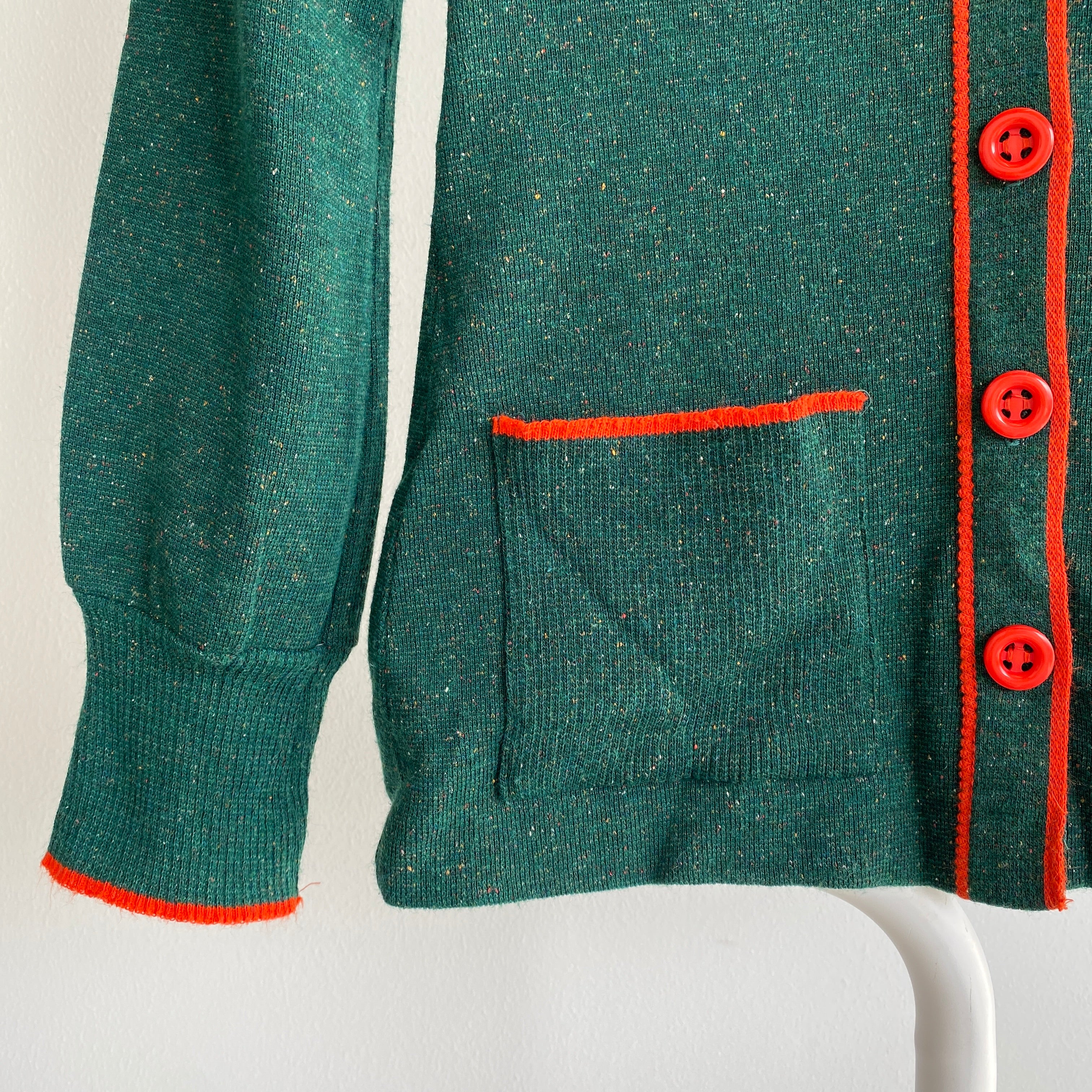 Cardigan vert et orange chasseur des années 1970 - CECI !!