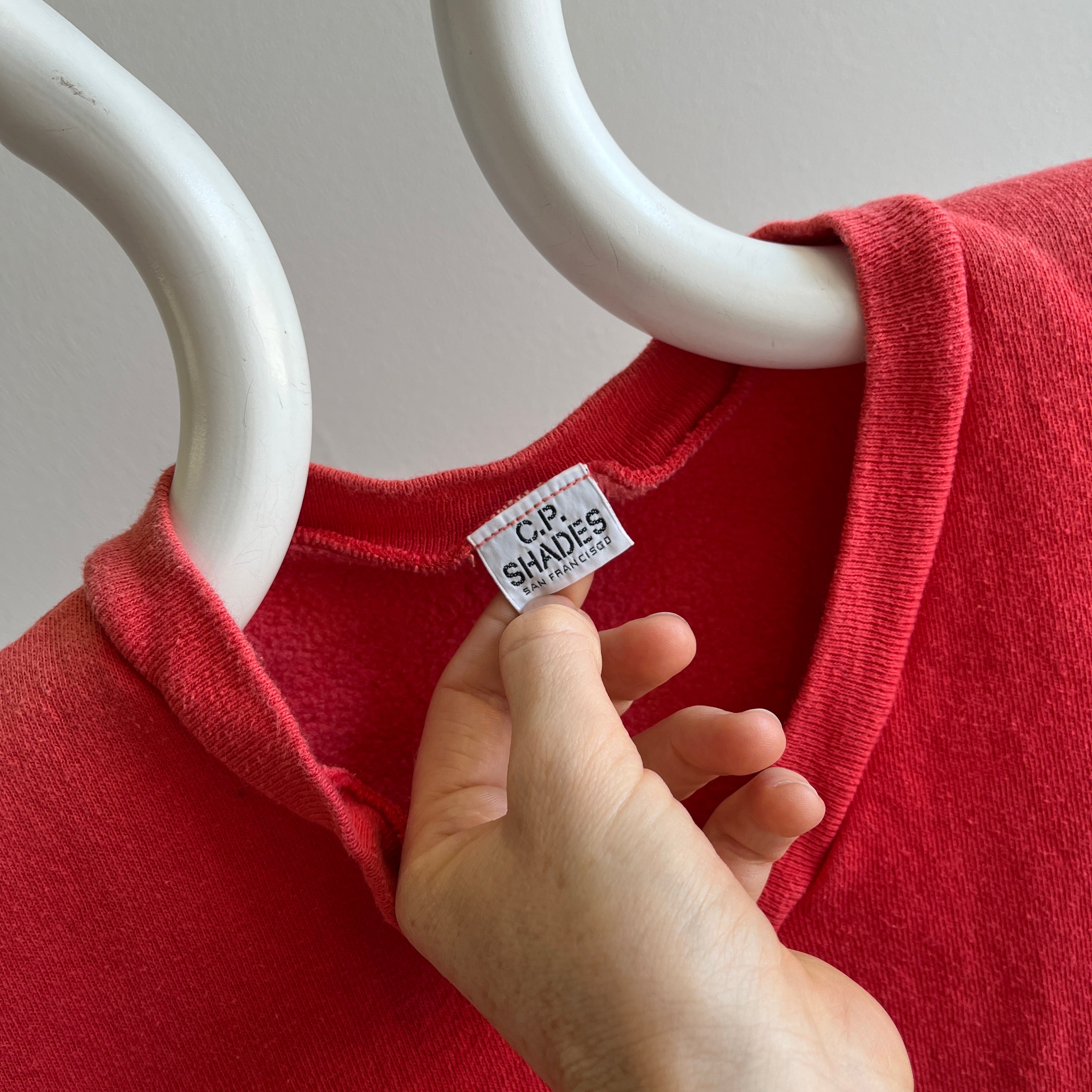 Sweat-shirt rouge délavé structuré des années 1980, principalement en coton, gilet d'échauffement - OUI S'IL VOUS PLAÎT !