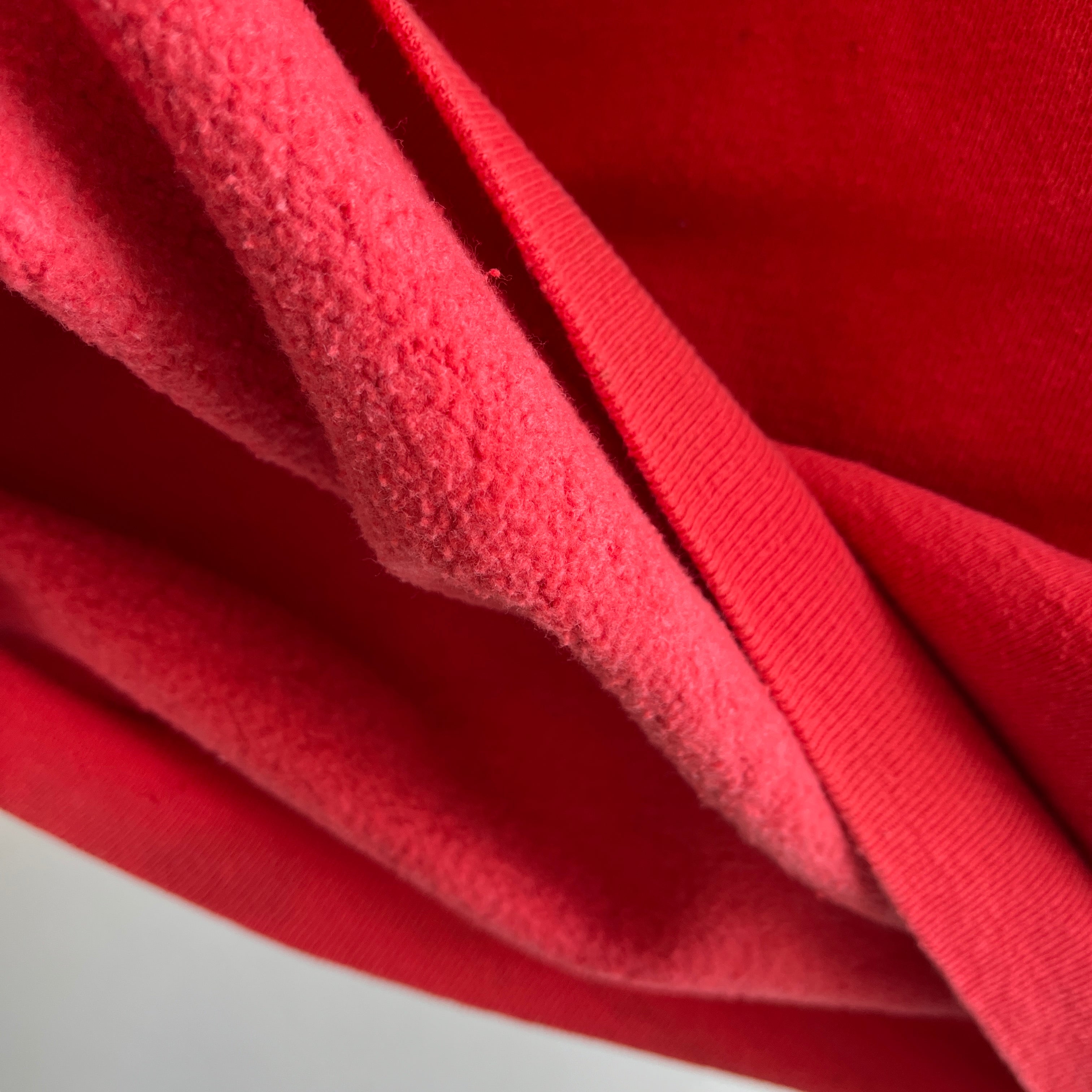 Sweat-shirt rouge délavé structuré des années 1980, principalement en coton, gilet d'échauffement - OUI S'IL VOUS PLAÎT !