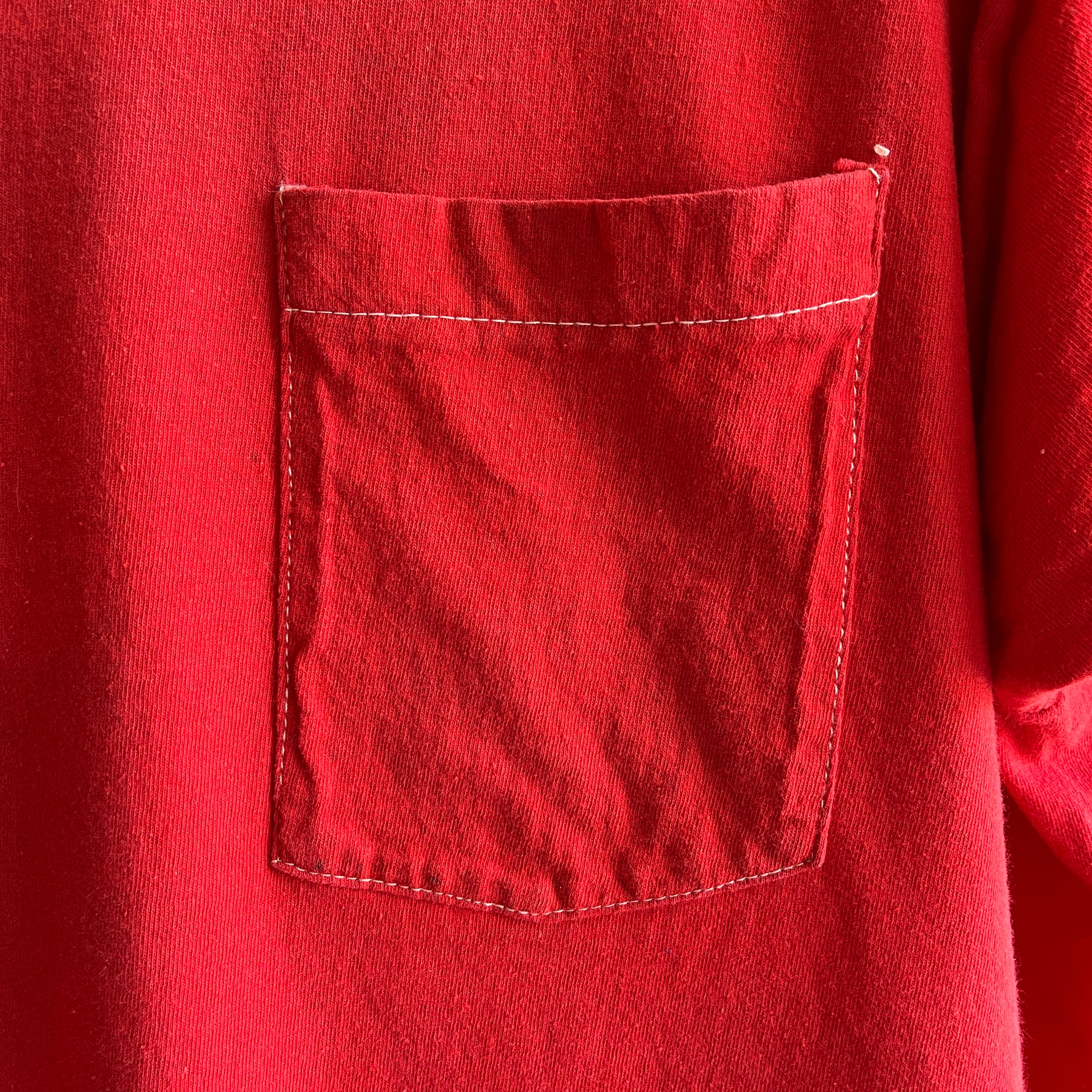 T-shirt de poche rouge vierge FOTL des années 1980 avec coutures de poche blanches contrastées - ce sont les petites choses !
