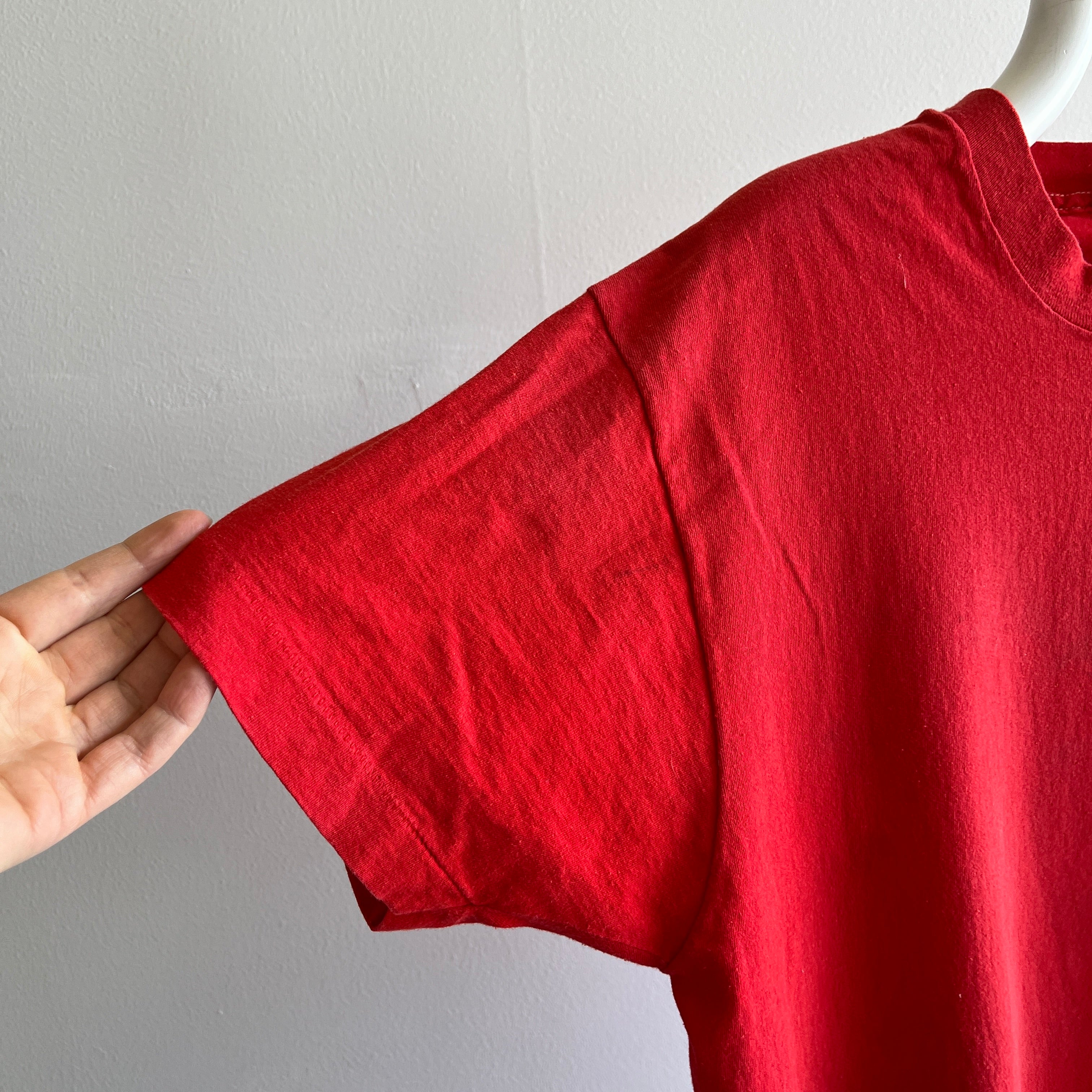 T-shirt de poche rouge vierge FOTL des années 1980 avec coutures de poche blanches contrastées - ce sont les petites choses !