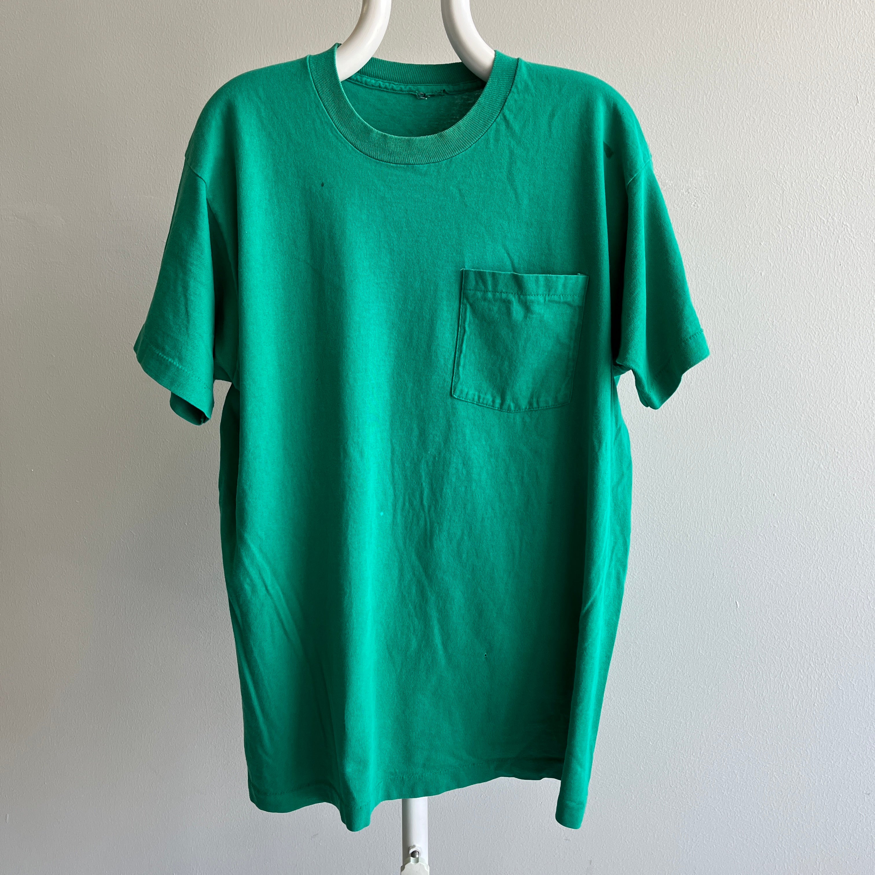 T-shirt à poche lisière vert vierge des années 1980 - Coton
