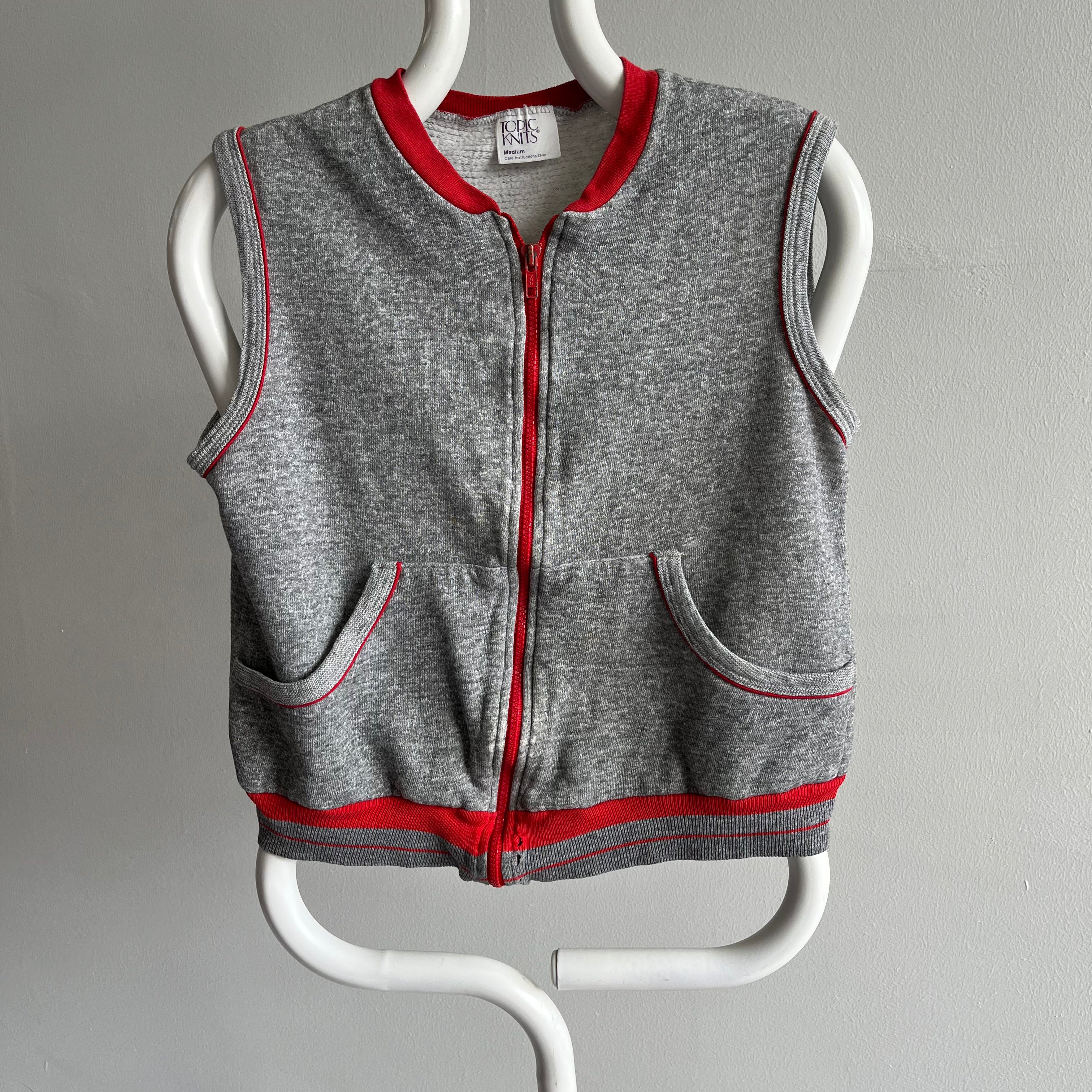 Gilet bicolore gris et rouge des années 1980 - légèrement battu