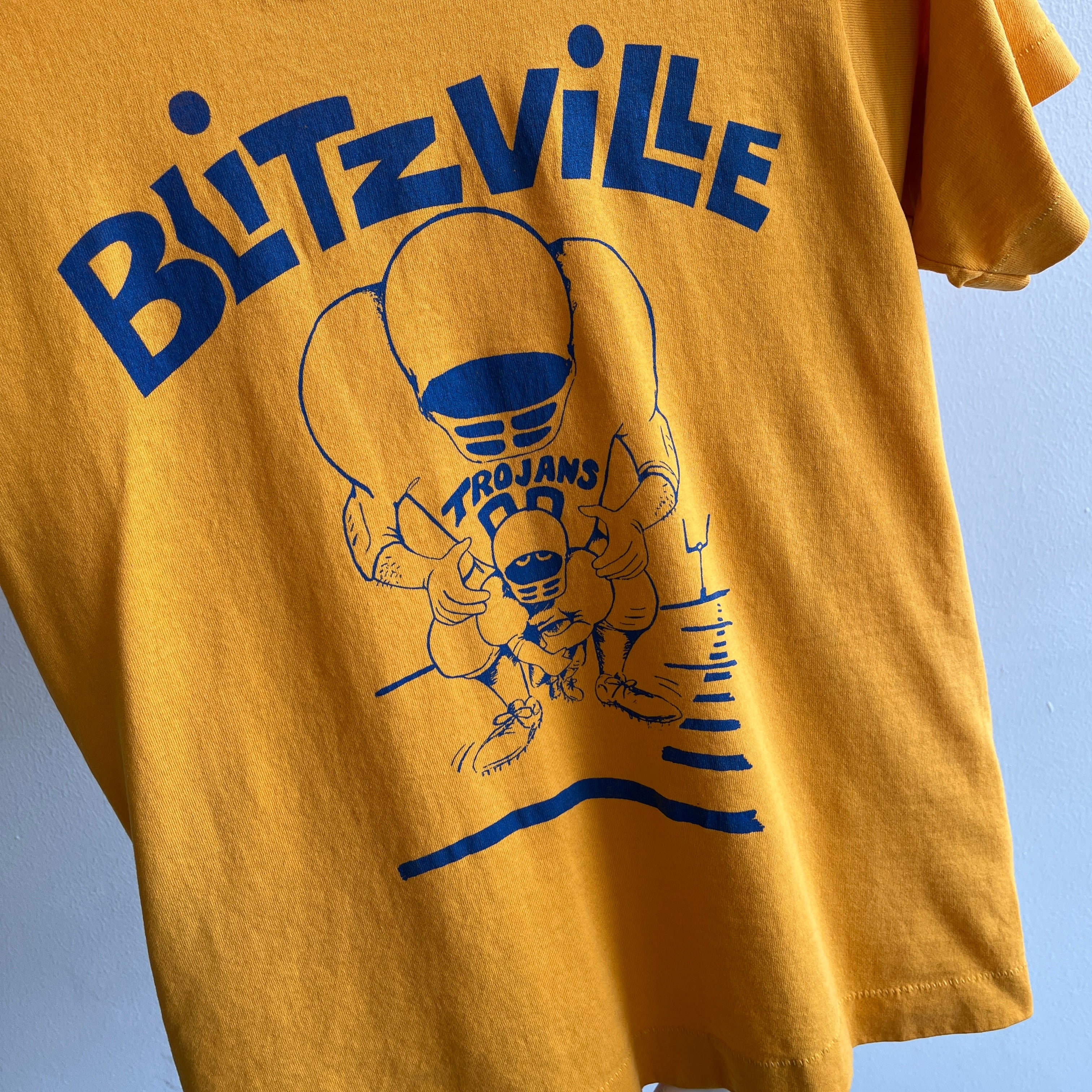 Blitzville Trojans Football des années 1990 T-shirt graphique