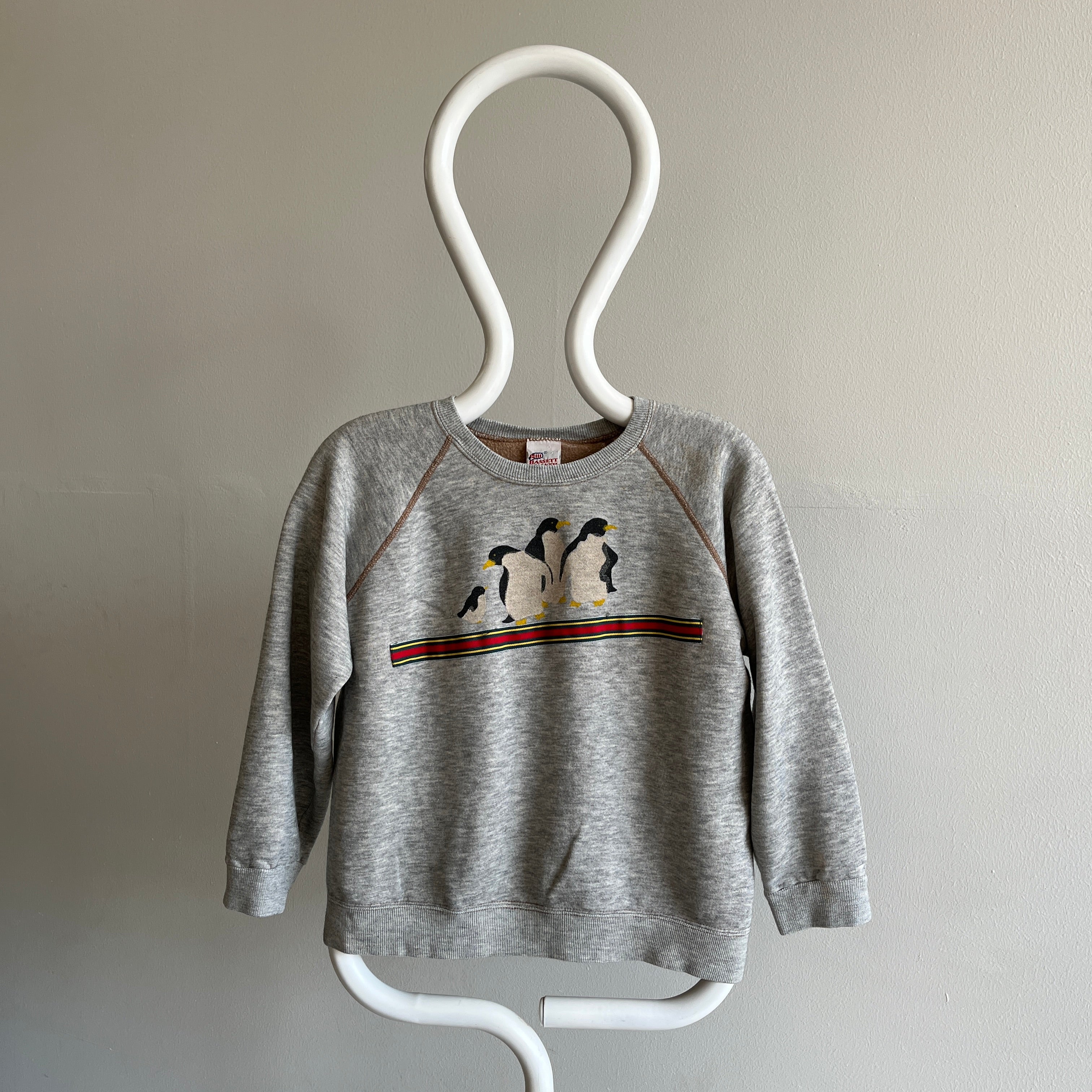 Timbre éponge pingouin bricolage des années 1980 (?) et sweat-shirt ruban