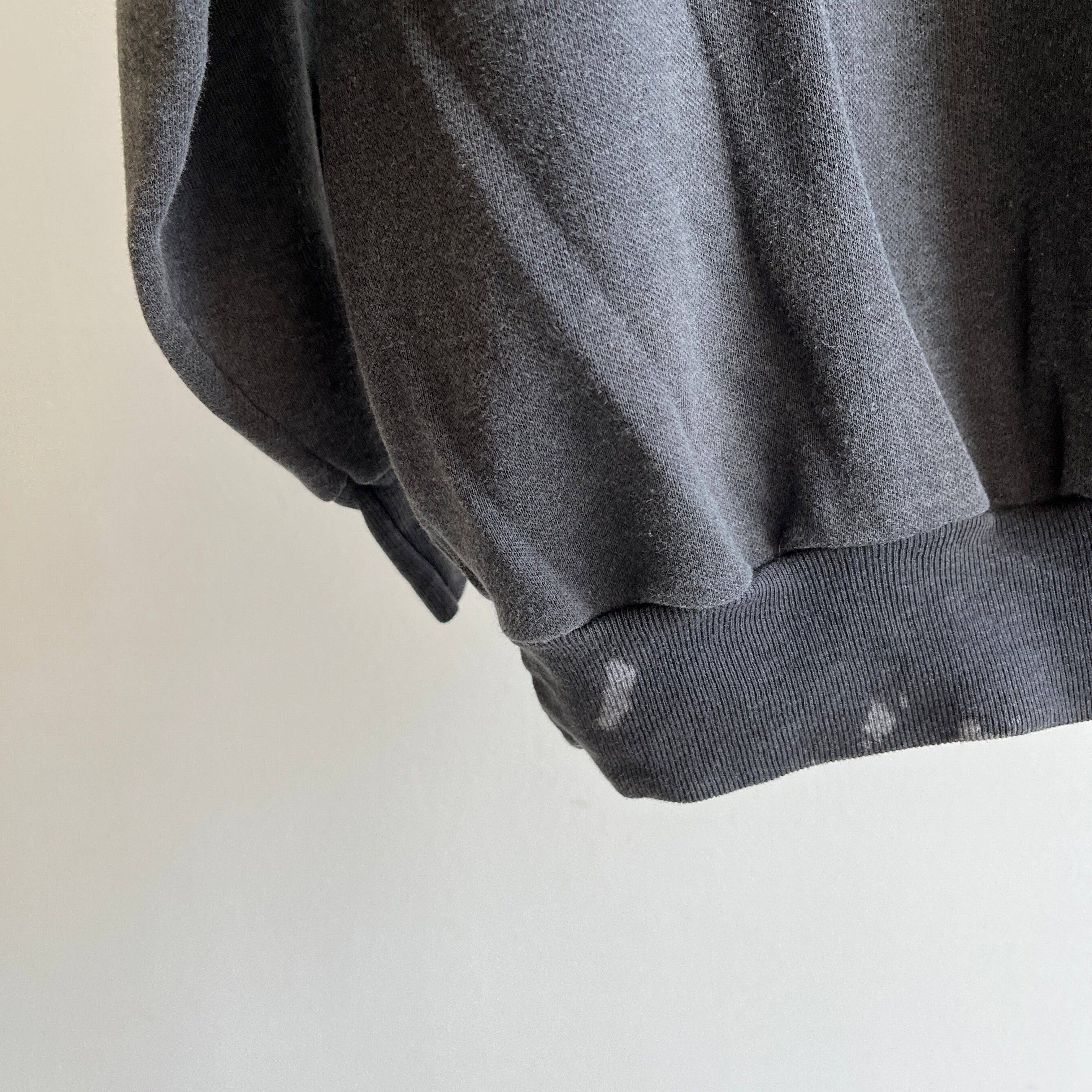 Sweat-shirt à manches longues gris foncé/noir super léger délavé et teinté à l'eau de Javel des années 1990