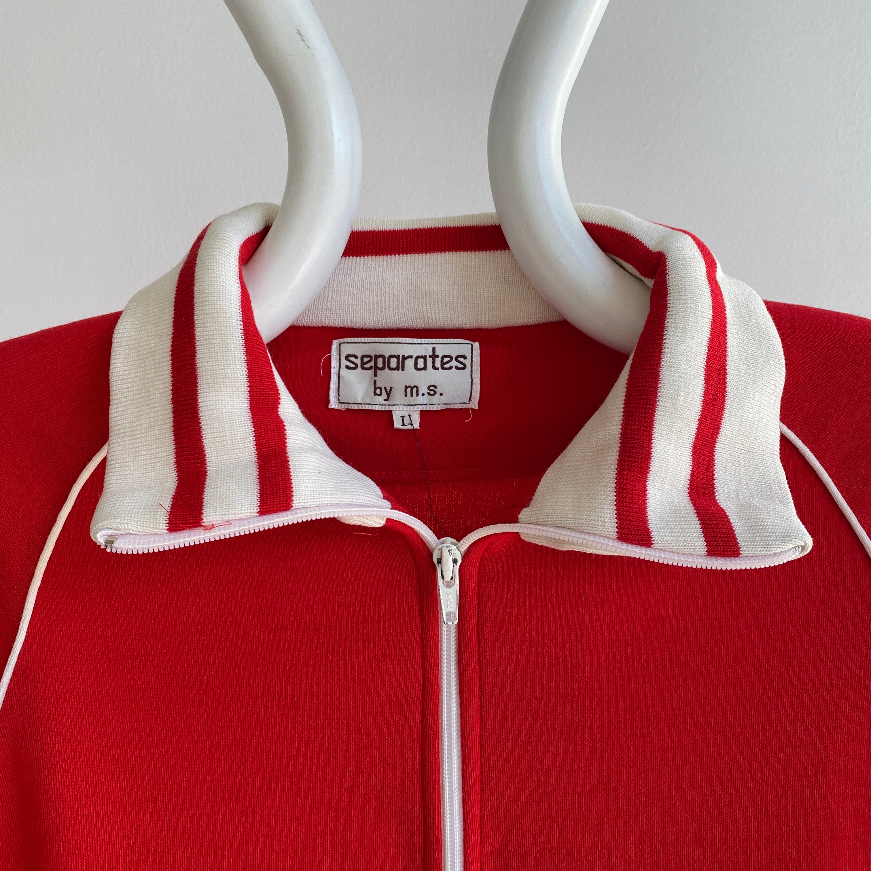 Sweat zippé rouge et blanc SUPER SOFT des années 1980