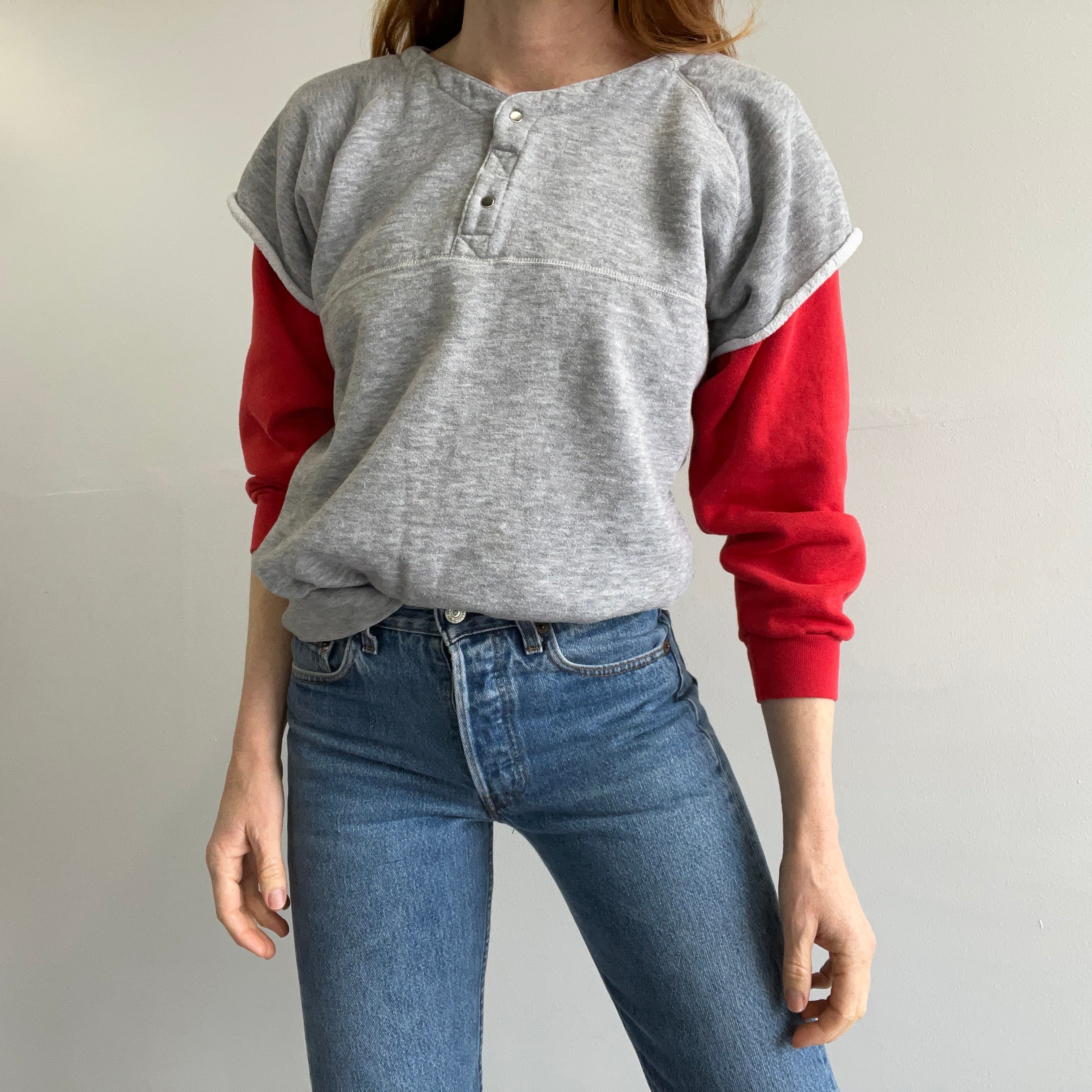 Twofer des années 1980 - Sweat-shirt d'échauffement rouge et gris superposé - OMG !