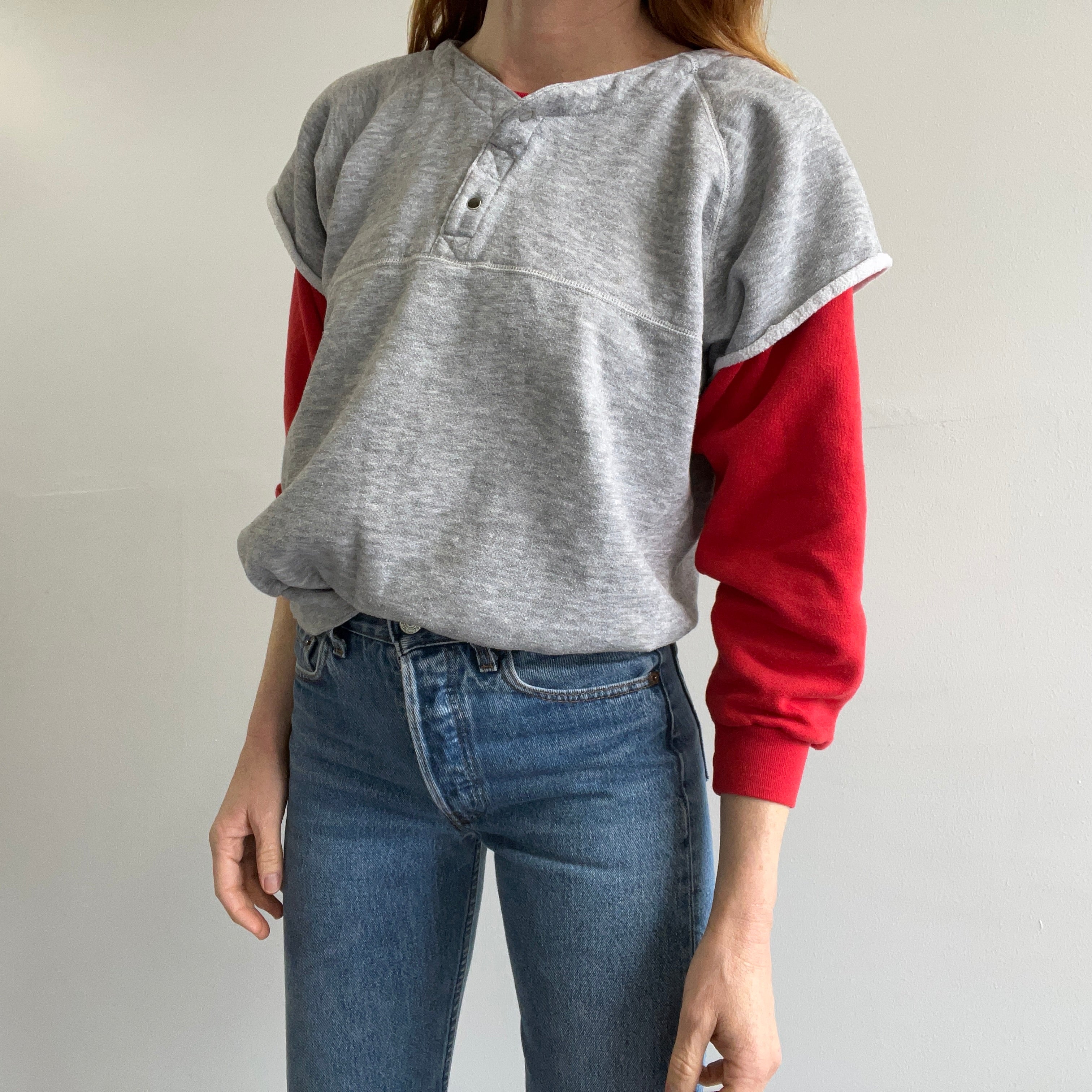 Twofer des années 1980 - Sweat-shirt d'échauffement rouge et gris superposé - OMG !