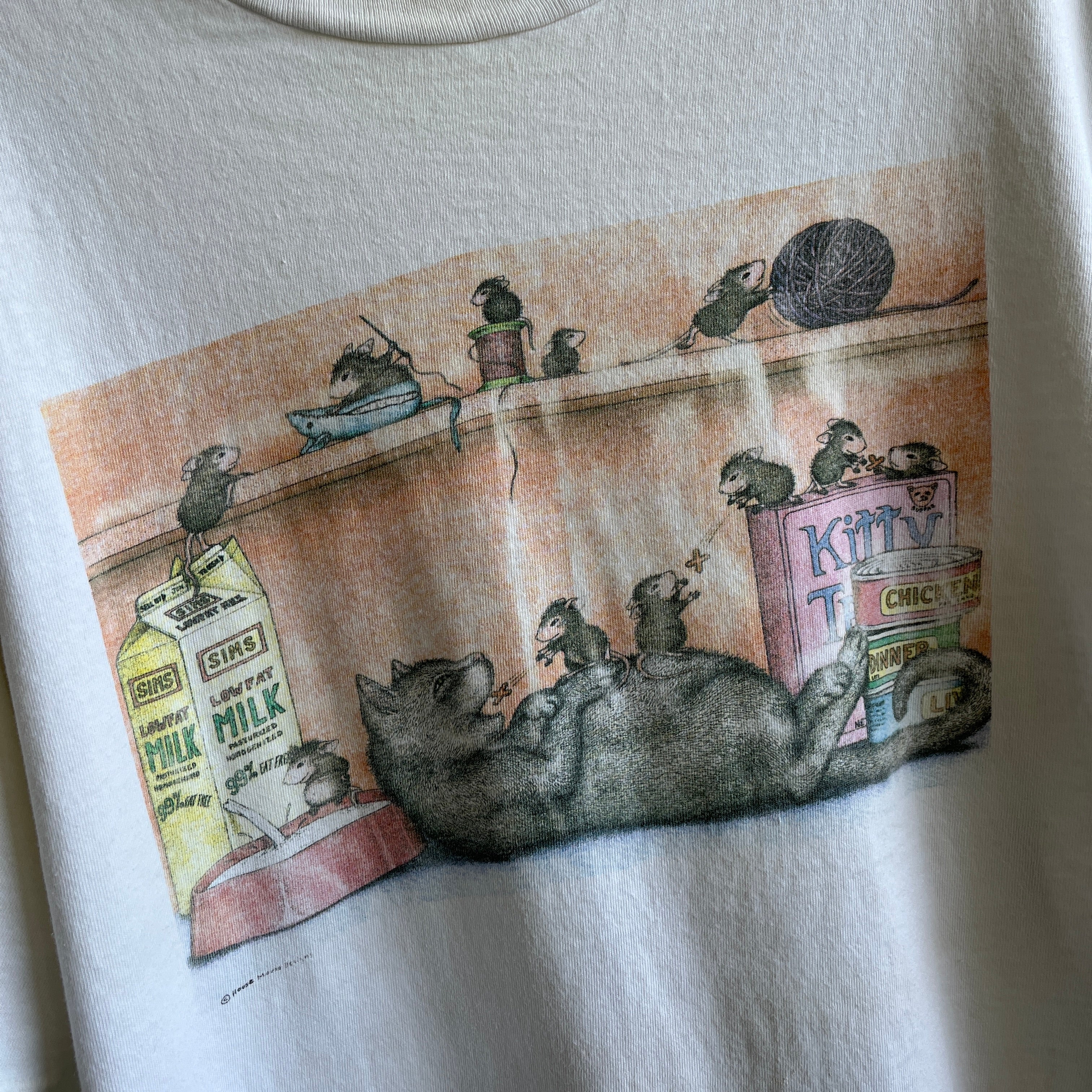 1990s Mice Feeding Cat in Cupbord Epic T-Shirt !!