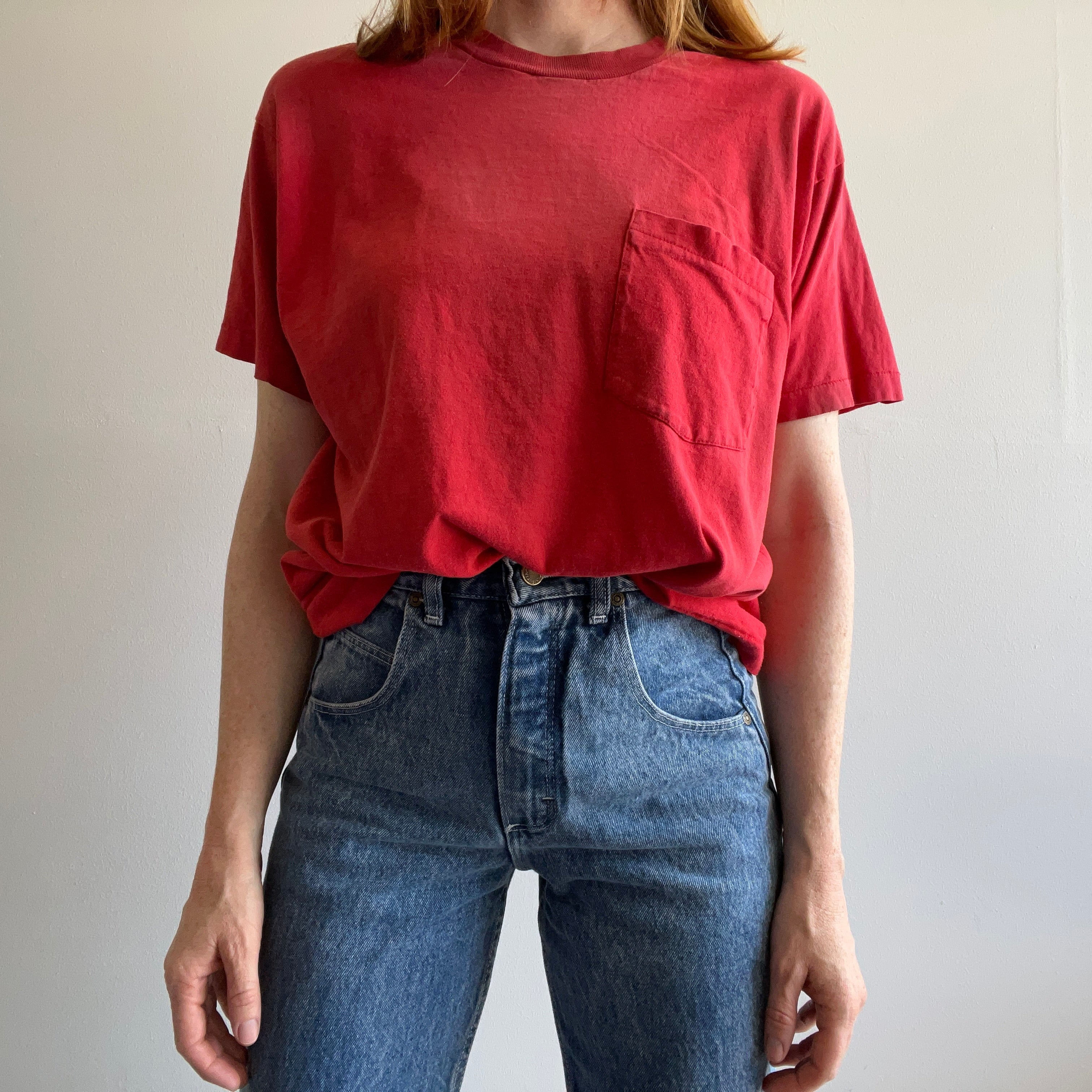 T-shirt de poche en coton rouge vierge GG des années 1980 joliment usé et taché par l'âge
