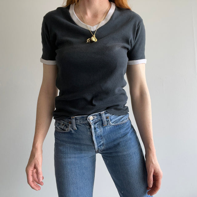 1970 T-shirt à col en V avec anneau noir délavé et bandes latérales sur les manches