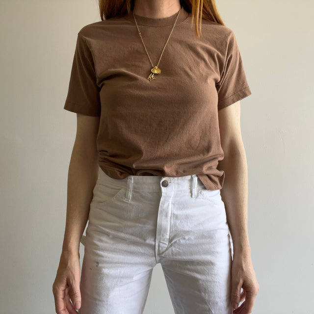 T-shirt marron armée à couture unique des années 1980 avec coupe ajustée
