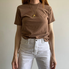 T-shirt marron armée à couture unique des années 1980 avec coupe ajustée