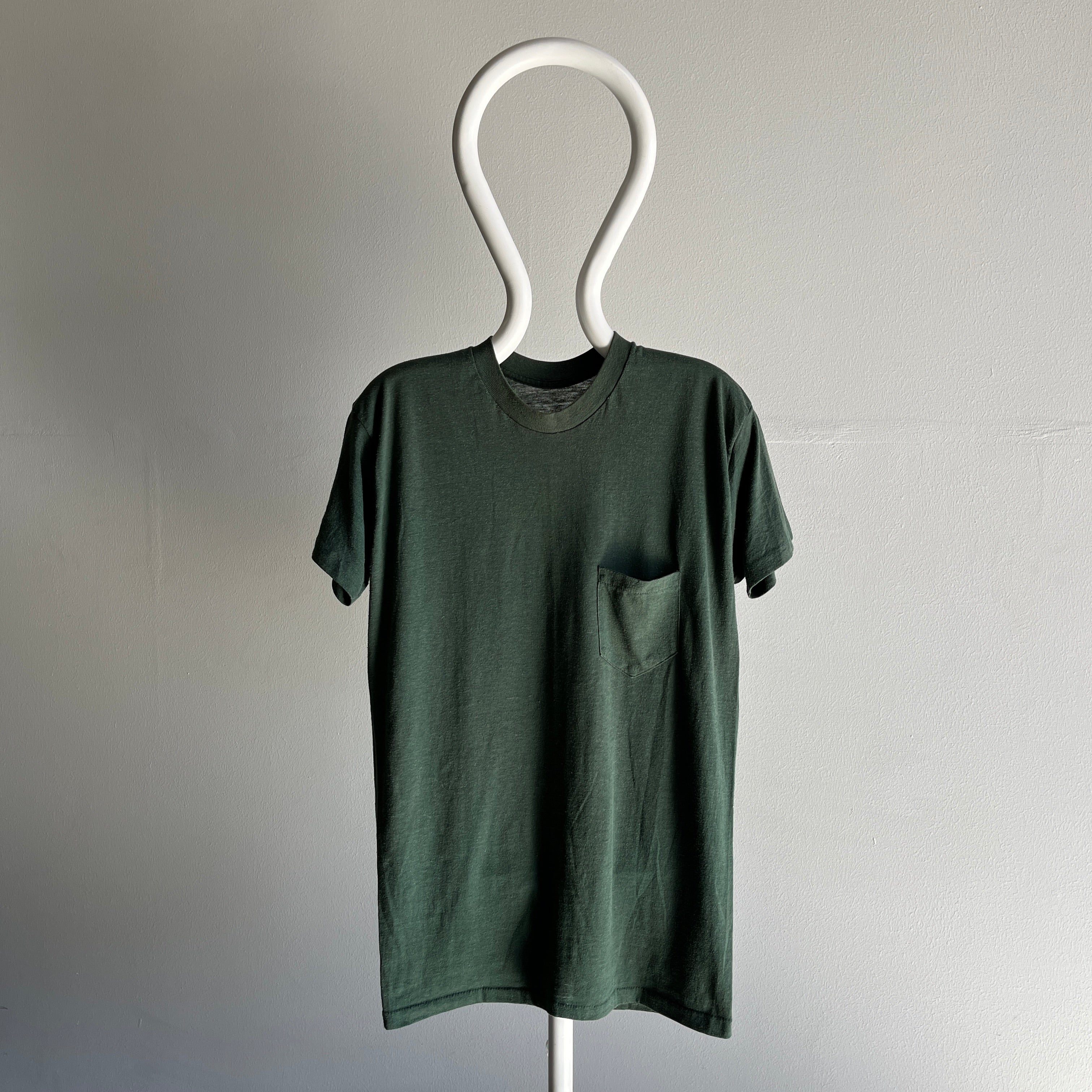 T-shirt à poche triangle lisière vert olive foncé des années 1970