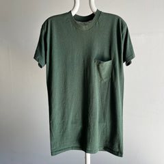 T-shirt à poche triangle lisière vert olive foncé des années 1970