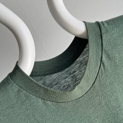 T-shirt à poche triangle lisière vert olive foncé des années 1970