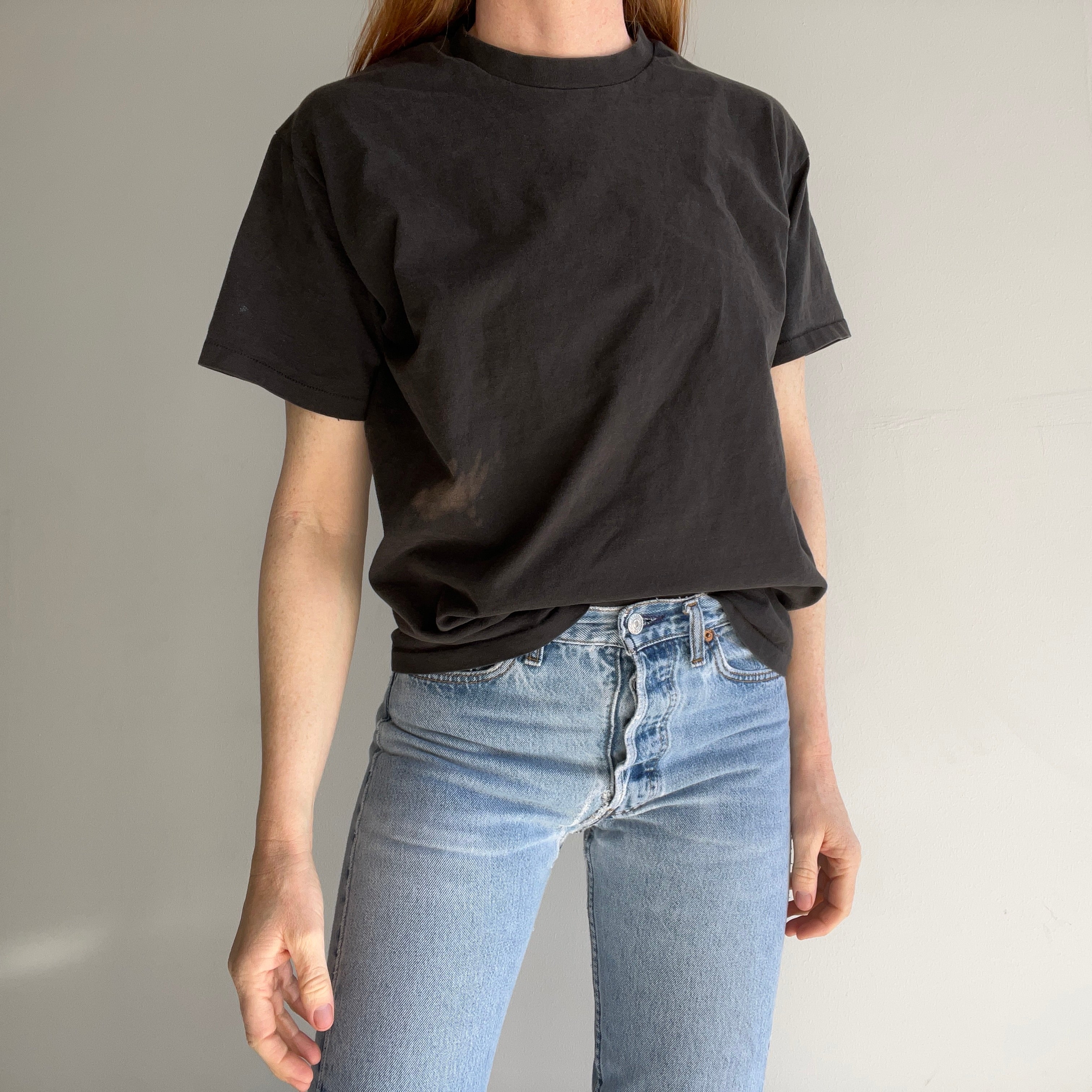 T shirt noir vierge en coton de poids moyen des ann es 1990 avec usure