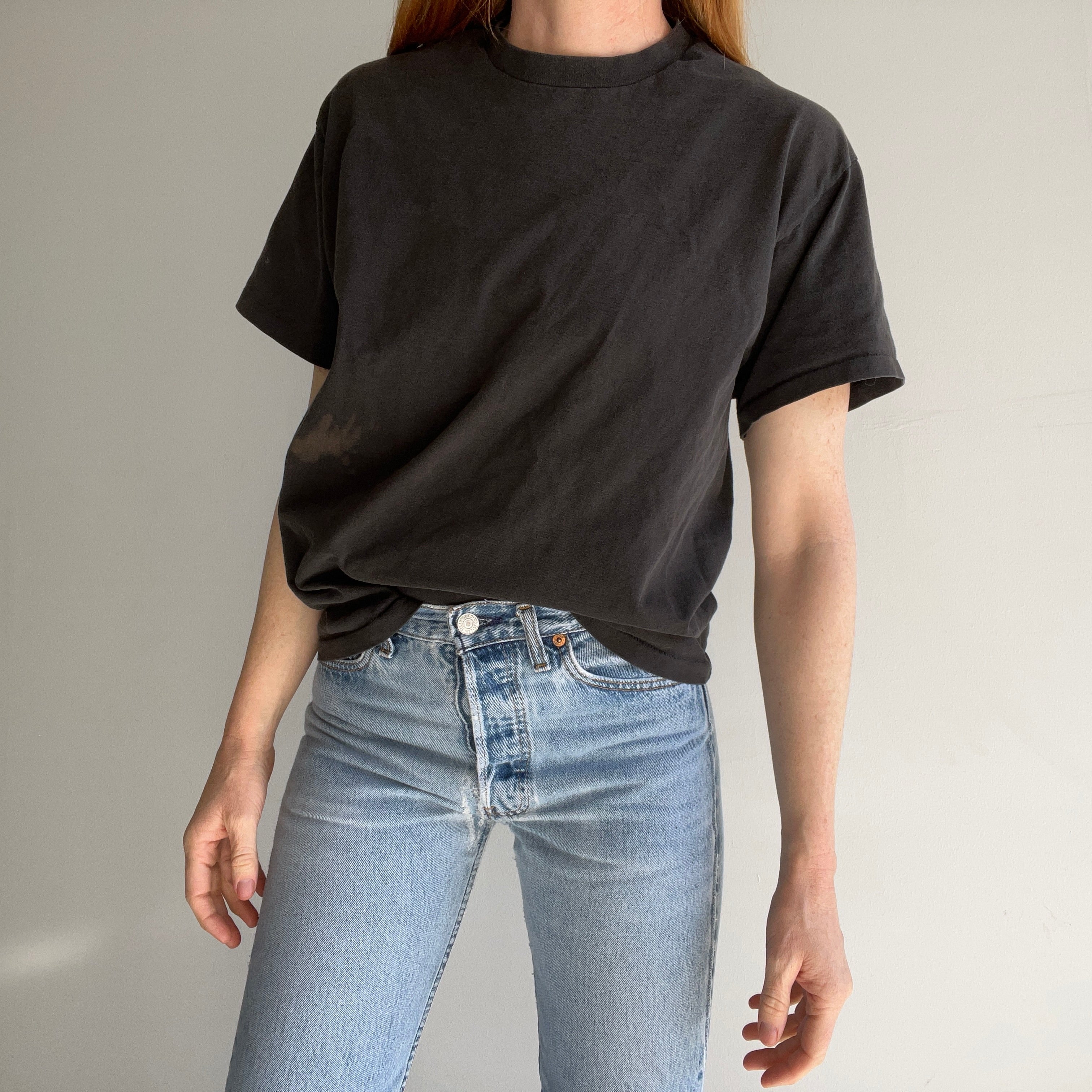 T-shirt noir vierge en coton de poids moyen des années 1990 avec usure