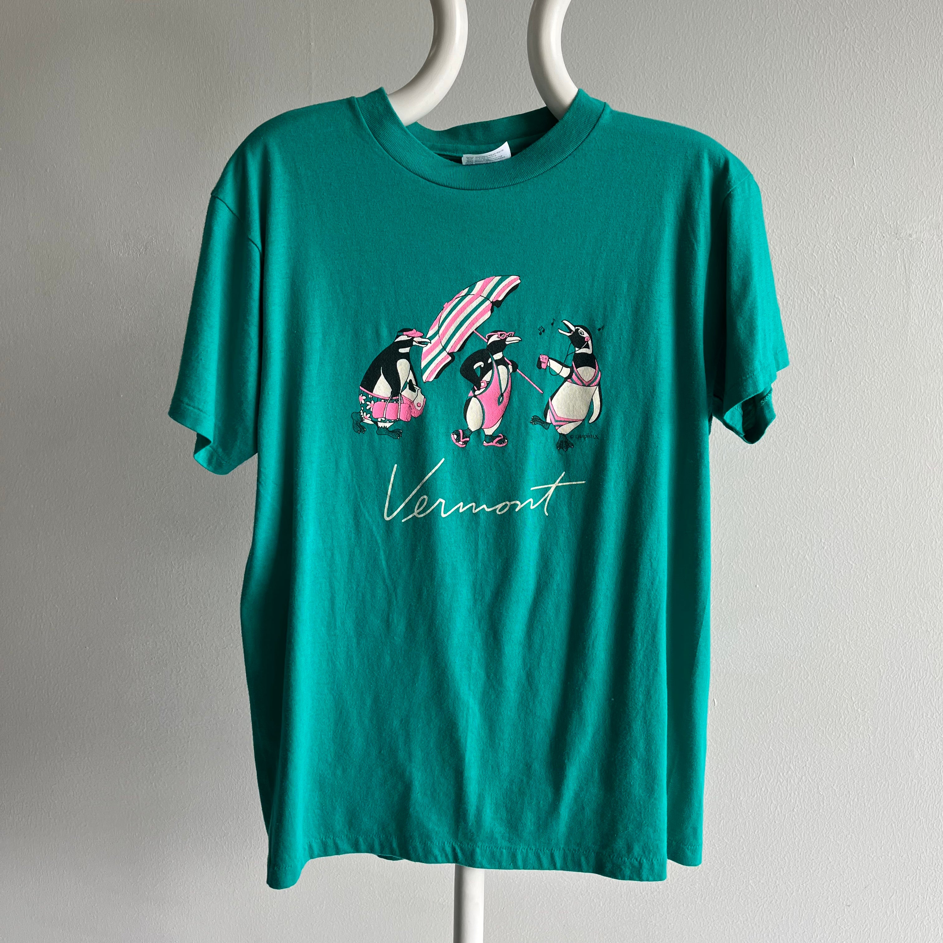 Pingouins des années 1980 en maillot de bain Vermont Tourist T-Shirt