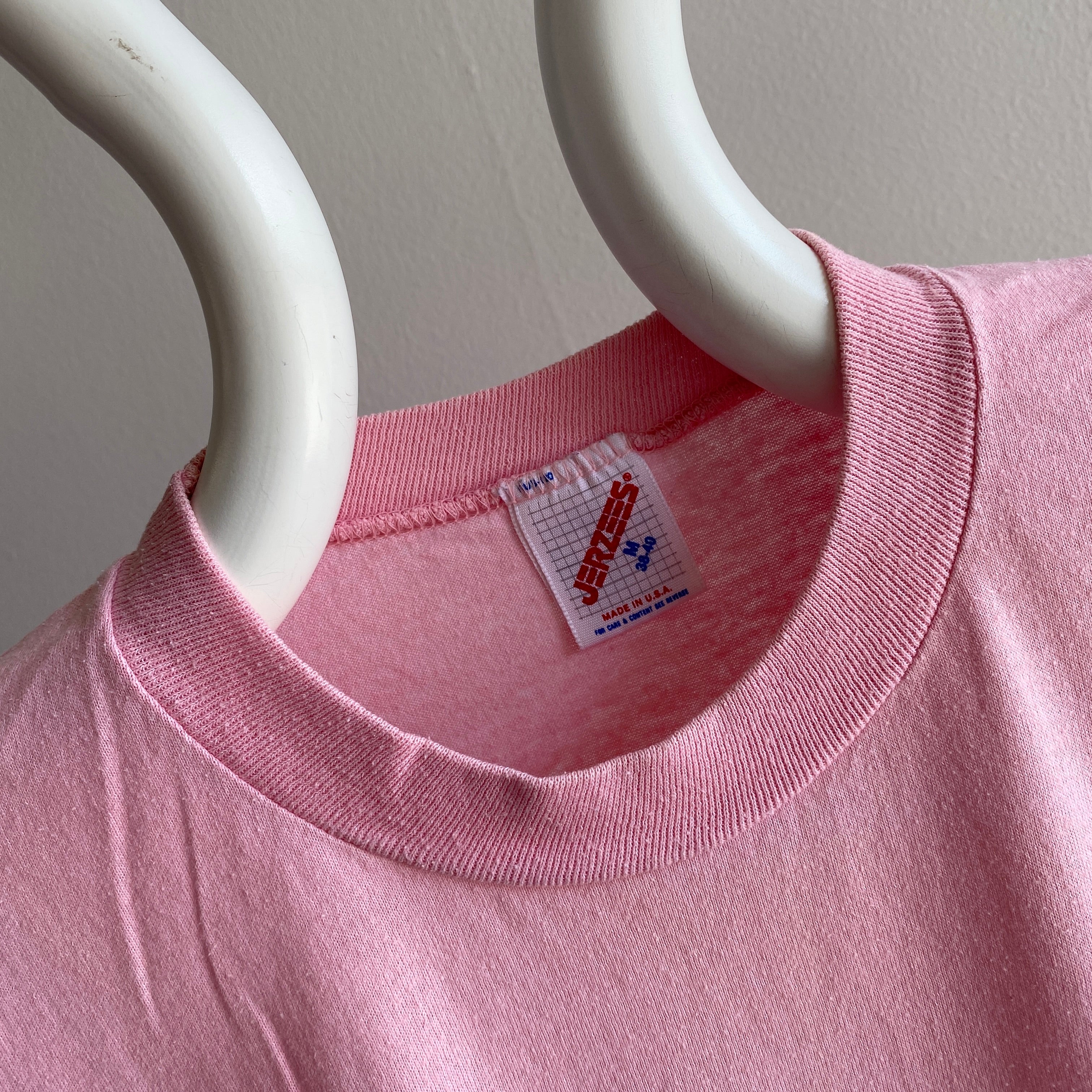 T-shirt rose à l'arrière des années 1980 