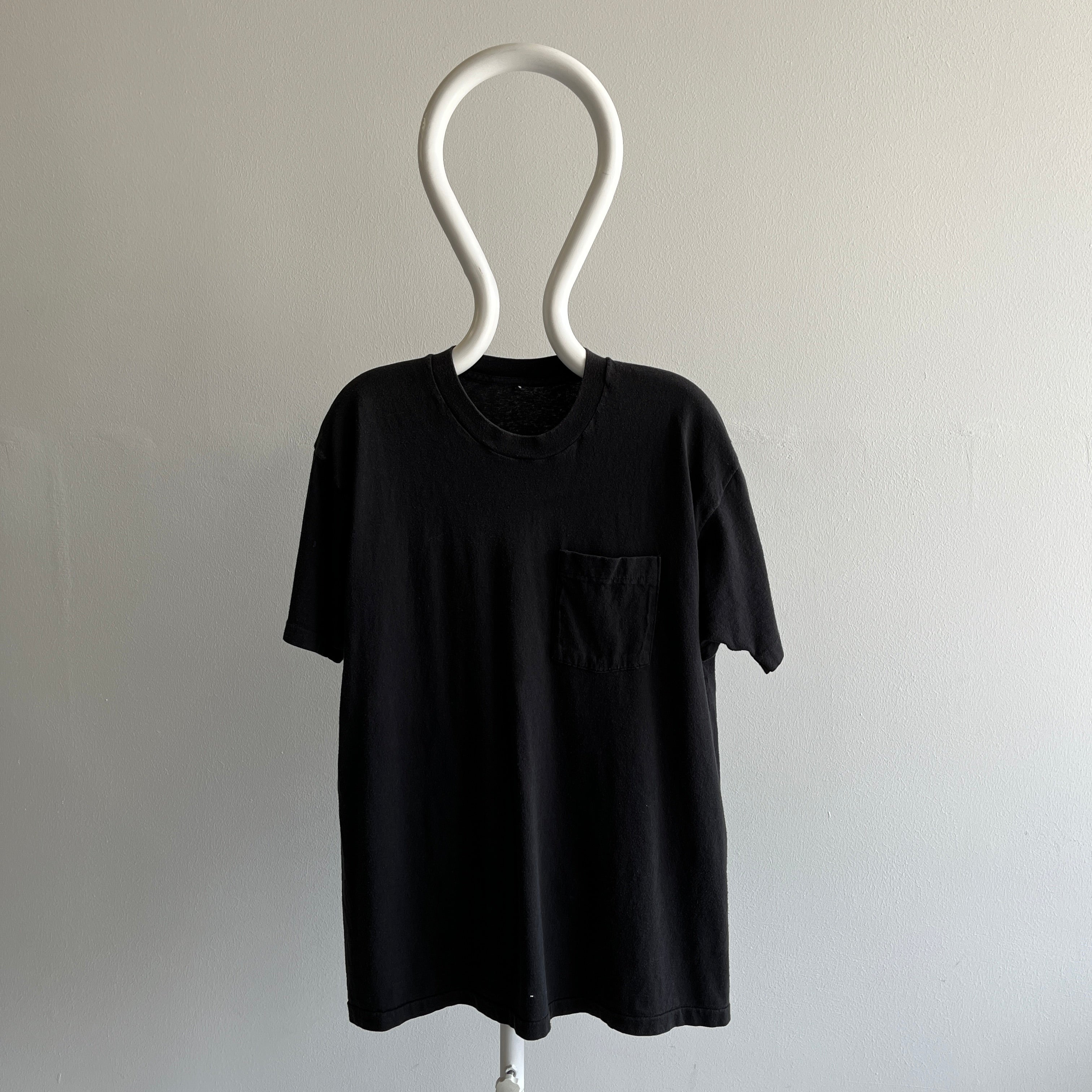 T-shirt de poche noir vierge des années 1980