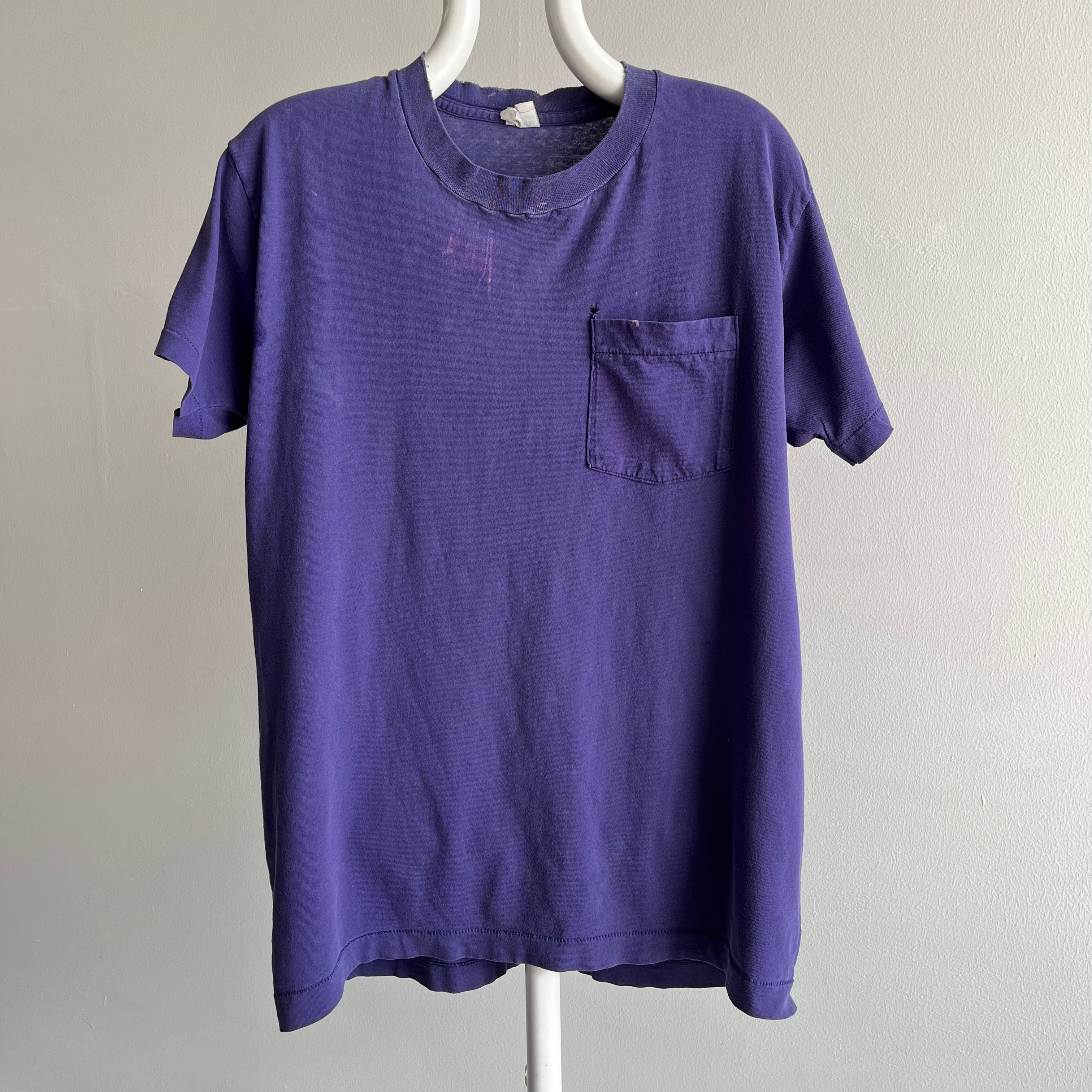 T-shirt à poche lisière violet parfaitement usé et délavé des années 1980