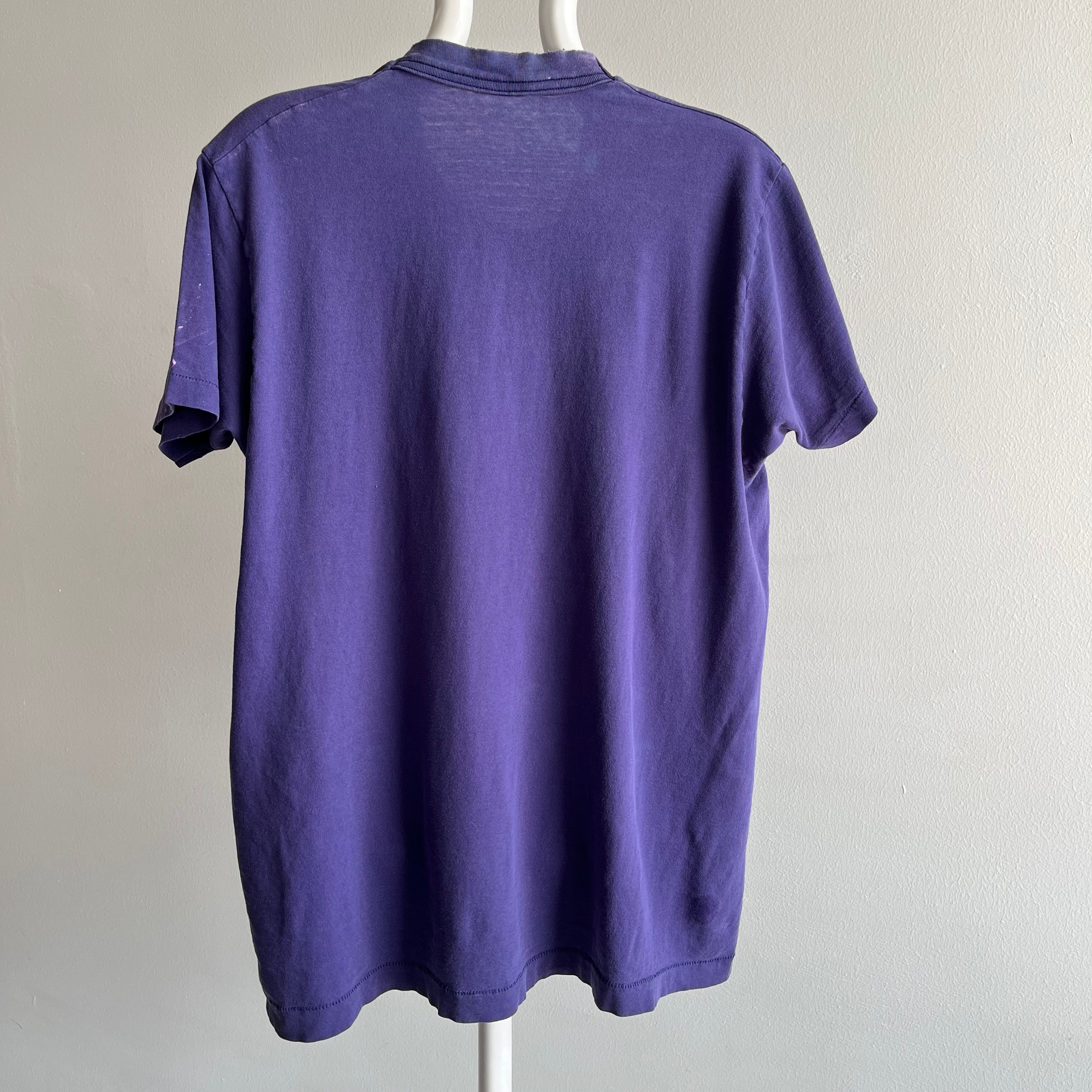 T-shirt à poche lisière violet parfaitement usé et délavé des années 1980