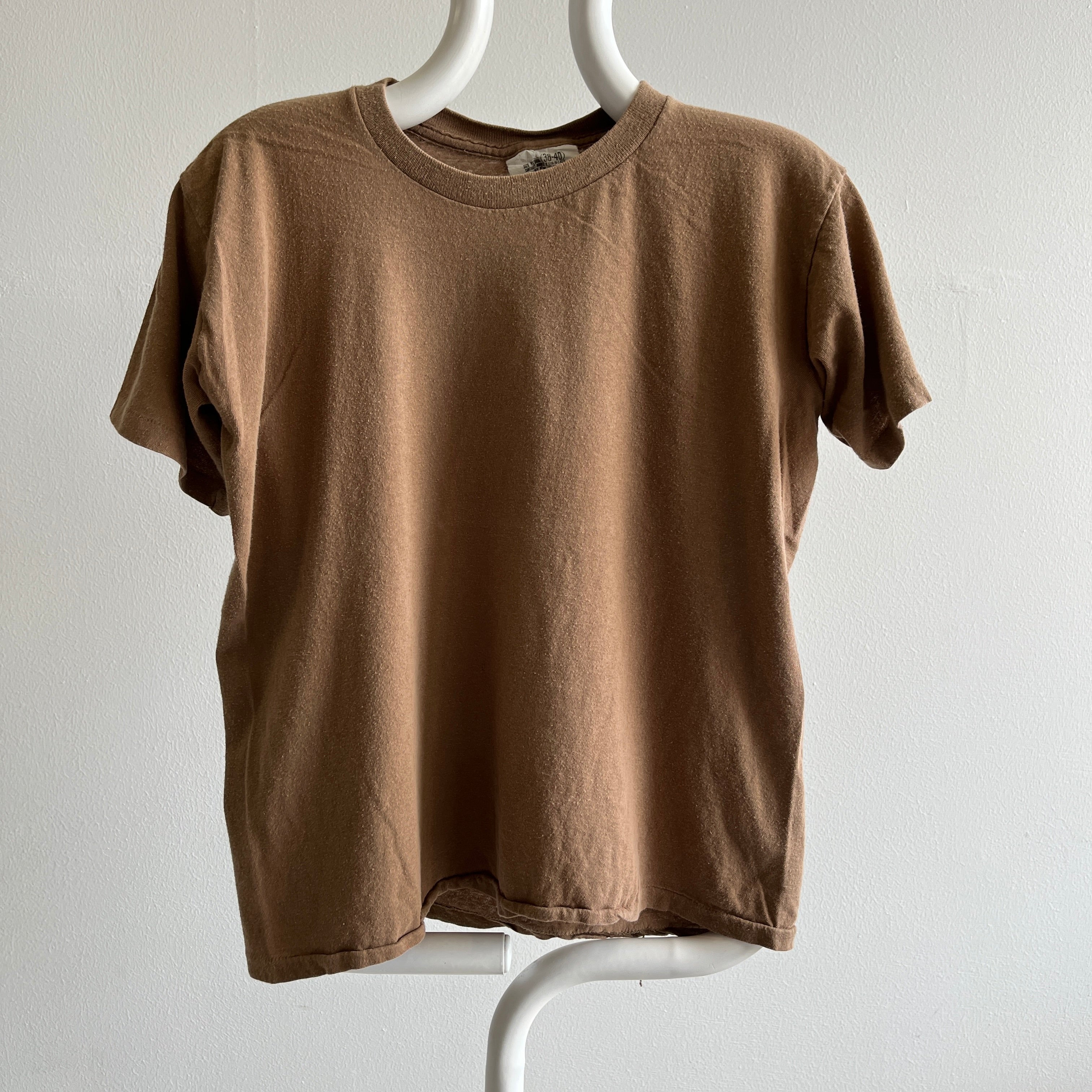 T-shirt super doux marron vierge des années 1980 de l'armée