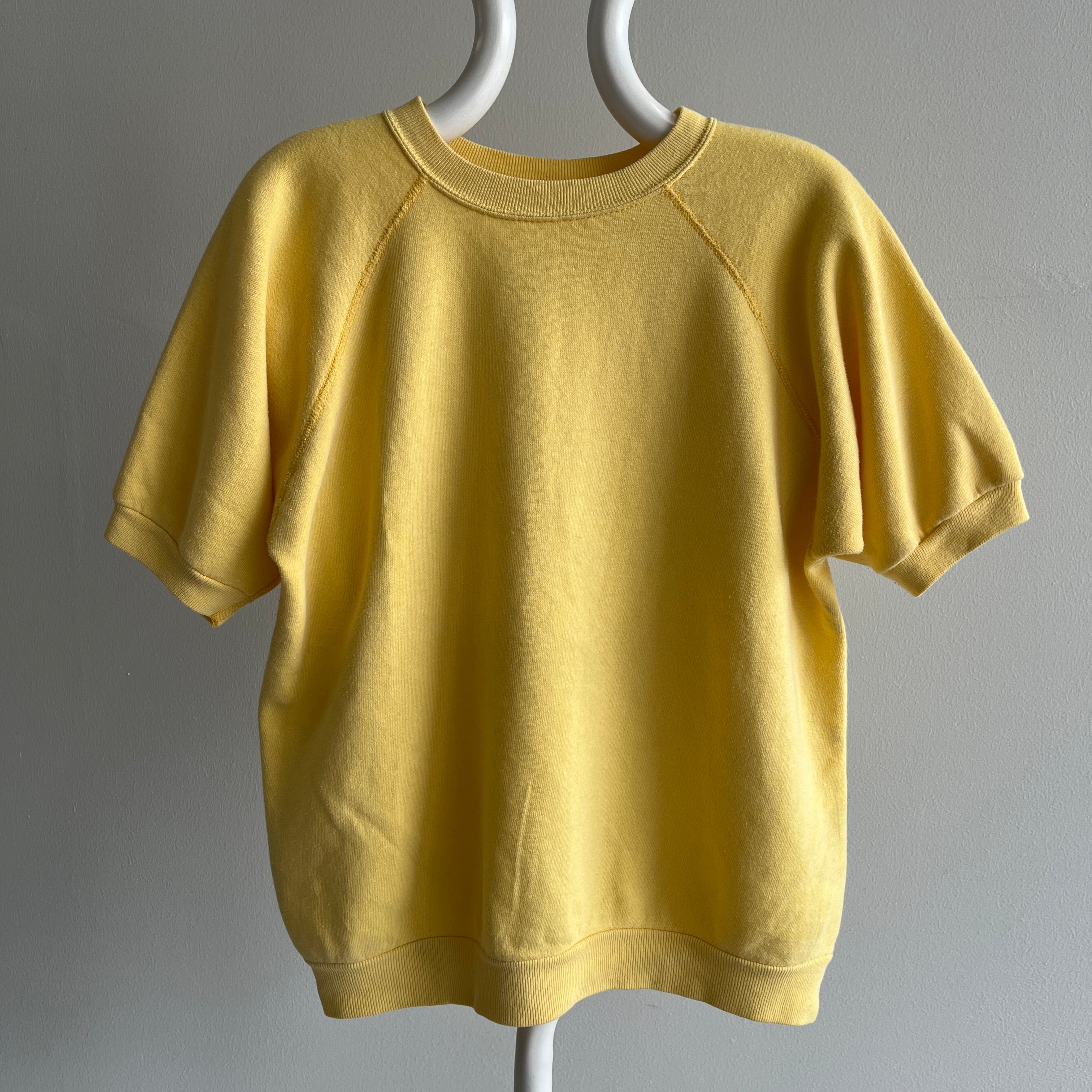 Sweat-shirt d'échauffement doux et merveilleux jaune beurre des années 1980