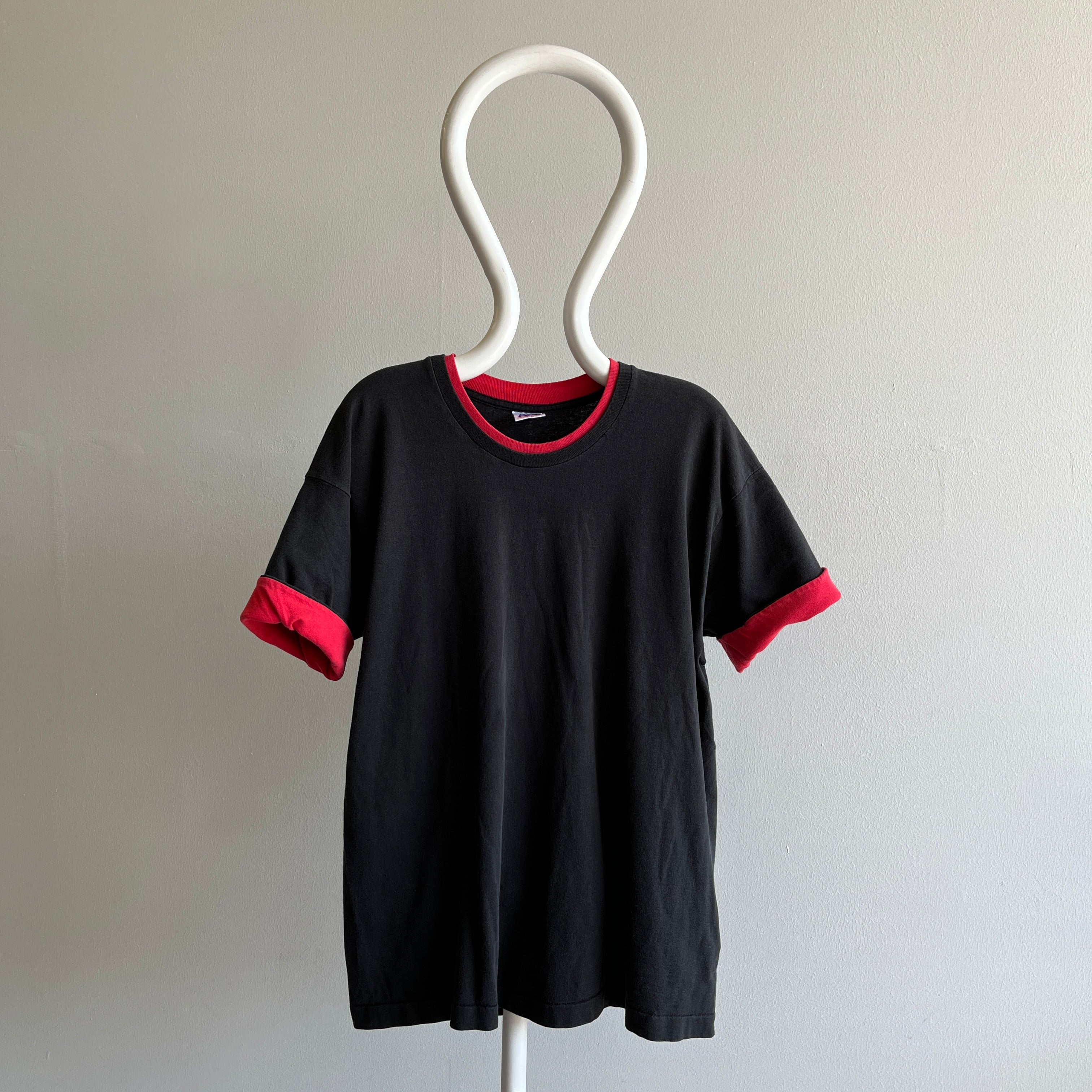 T-shirt blanc à blocs de couleur rouge et noir des années 1990